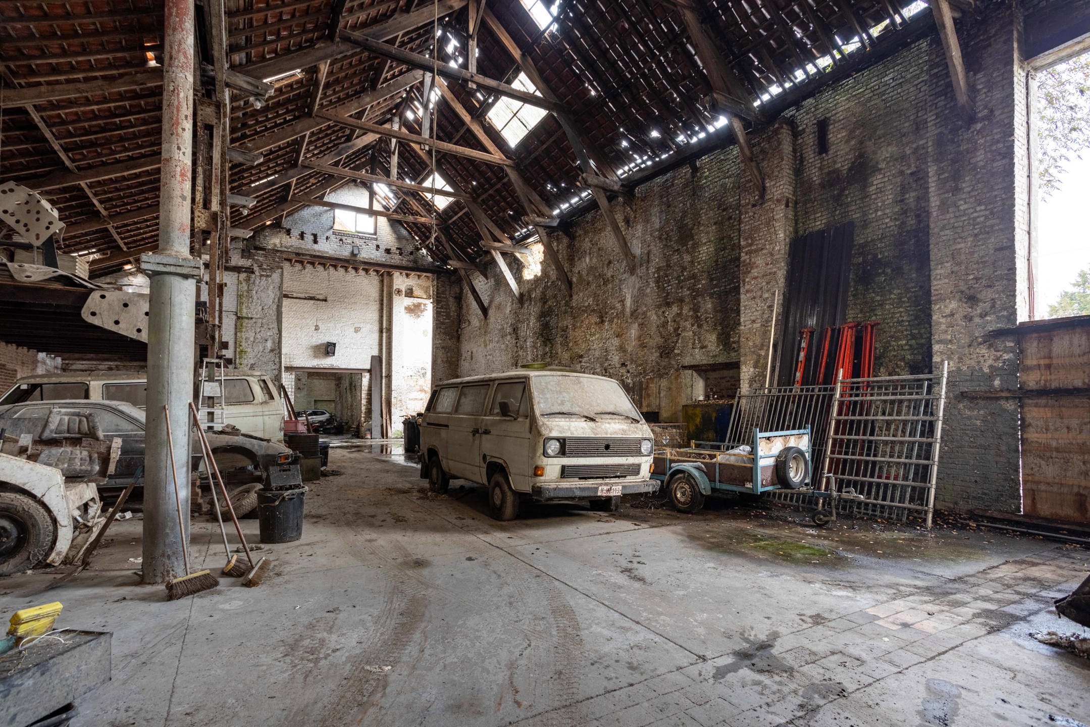 Te renoveren industrieel pand met veel potentieel & ruimte! foto 5