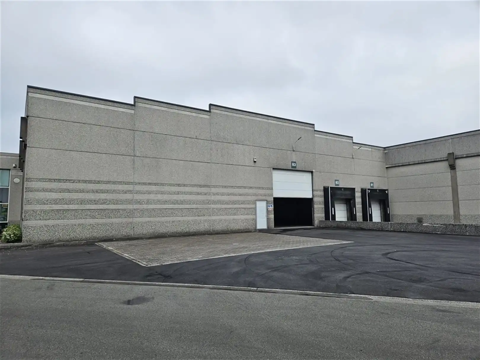 Magazijn met laad- en loskades te Desteldonk foto 2