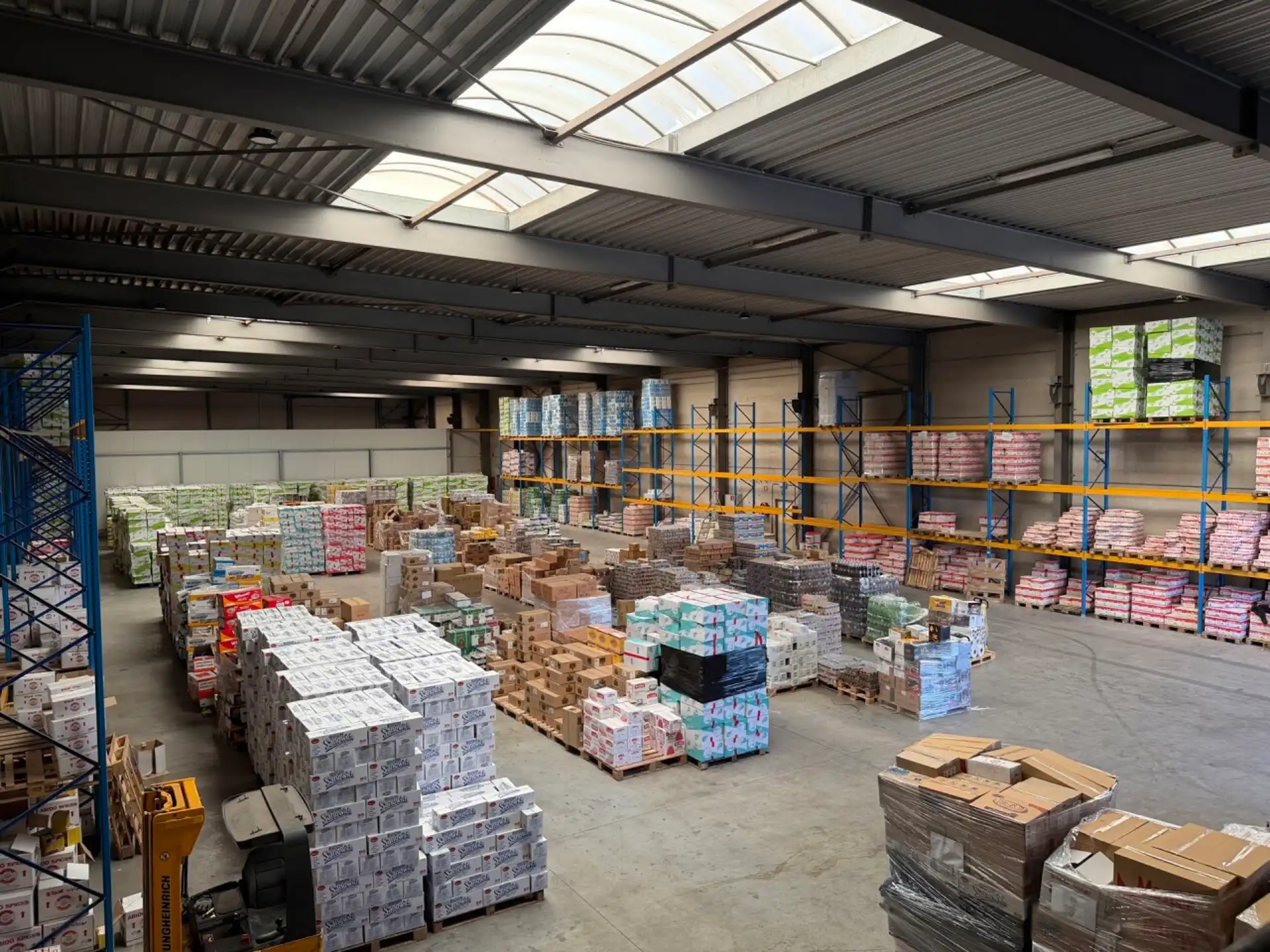 Magazijn met kantoren te huur in Beveren foto 3