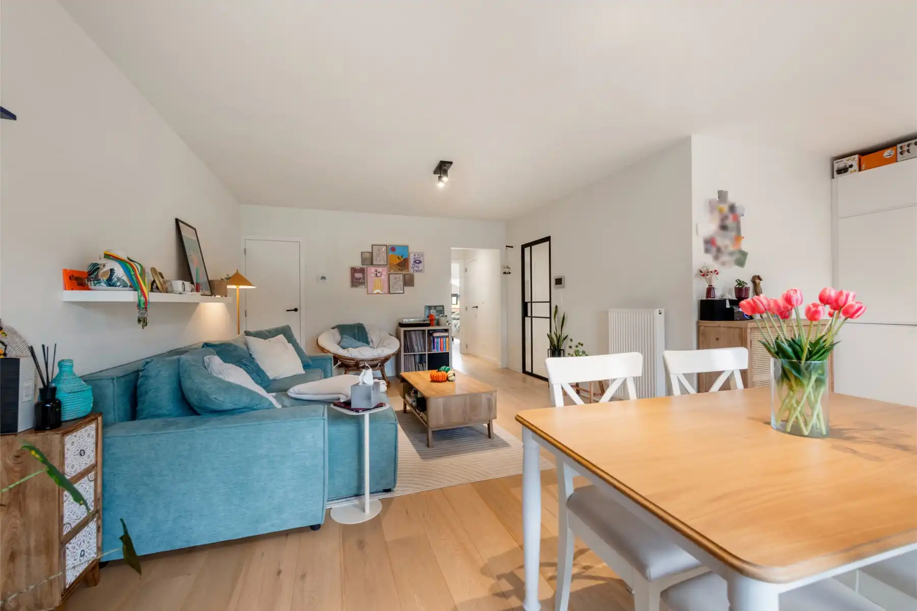 Lichtrijk 2-slaapkamerappartement met terras en garage foto 4