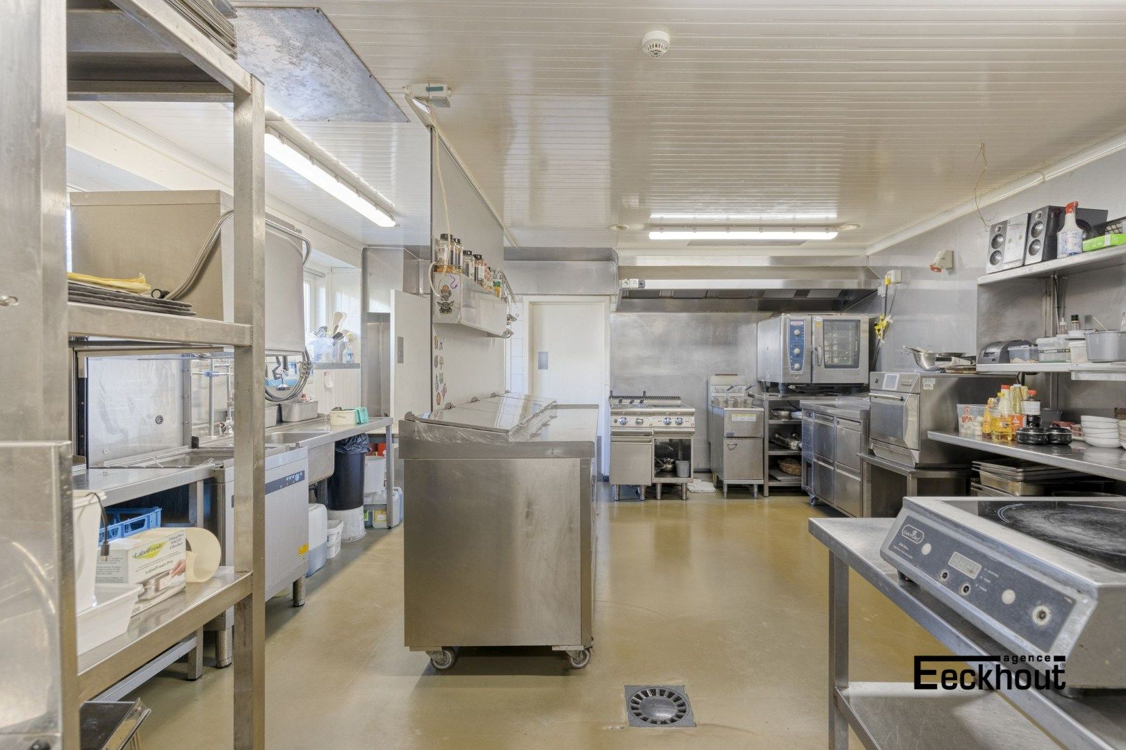 Handelscomplex op gunstige locatie foto 7