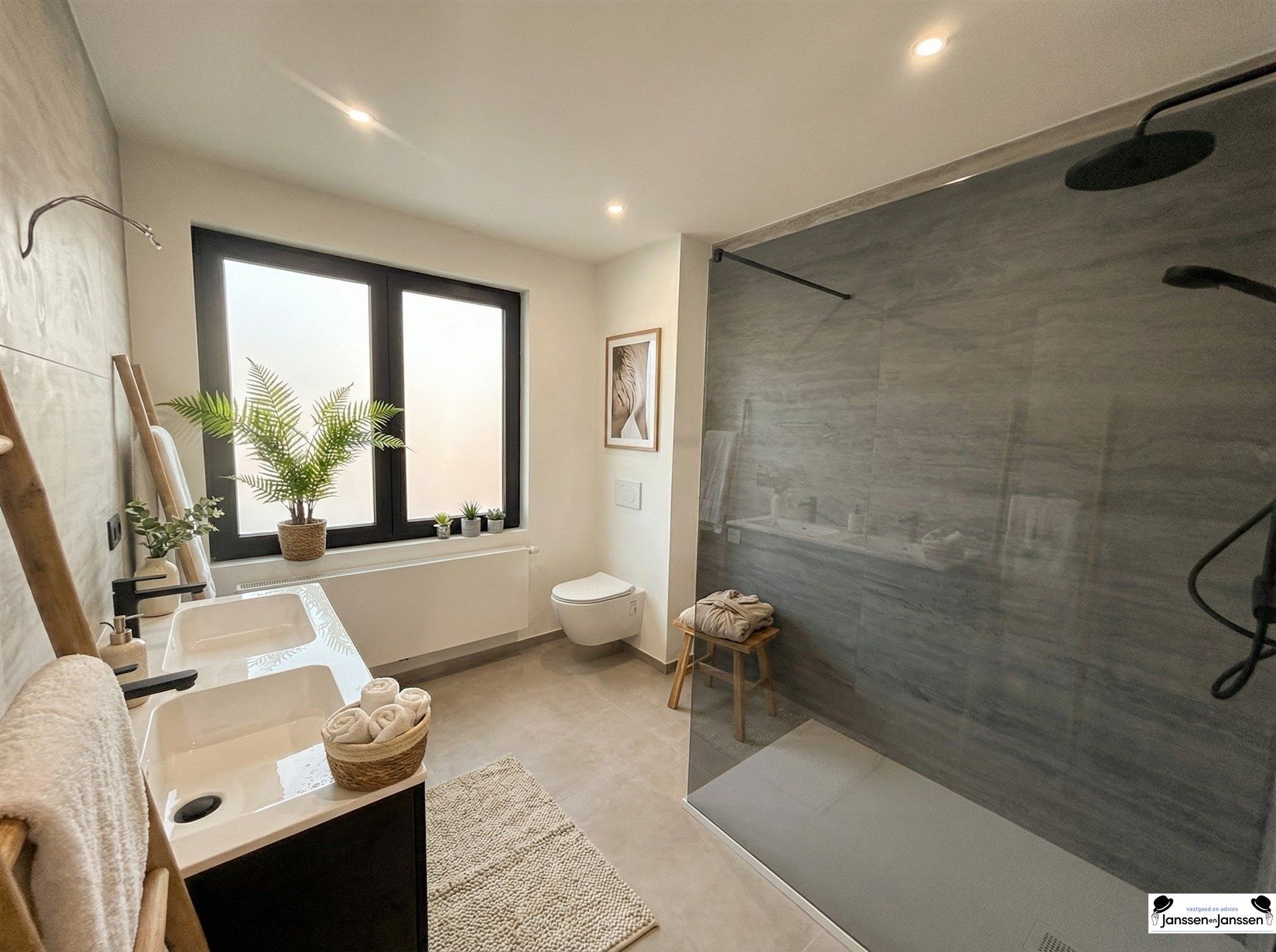 Instapklare woning met 4 slaapkamers, 2 badkamers, rustig gelegen foto 8