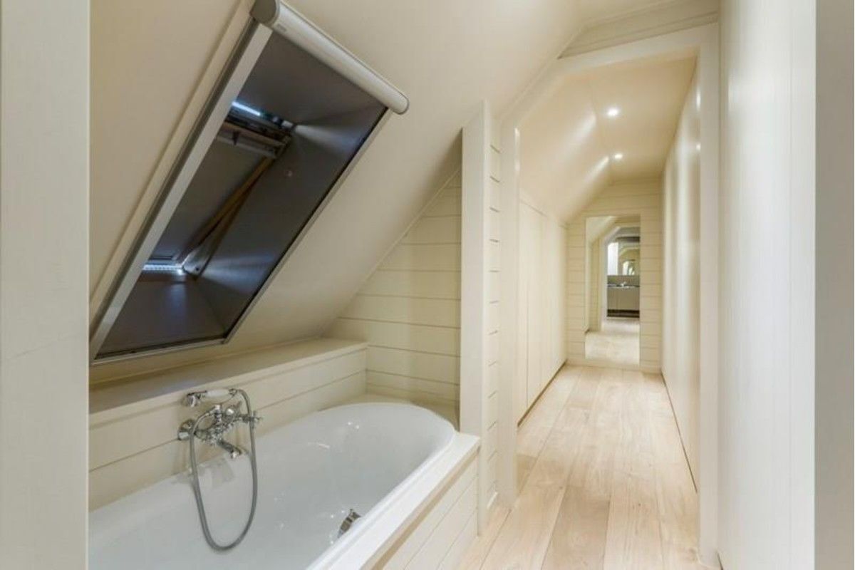 Recent (Bj. 2016) Mi CASA - HANDELSHUIS (538m2), voorzien van grote polyvalente ruimten (vrij beroep, toonzaal, horeca, B&B, ...), 5/6 slaapkamers, 4 badkamers, kelder (114m2), ... Op hoek- en zichtlocatie te Oostkamp. foto 11