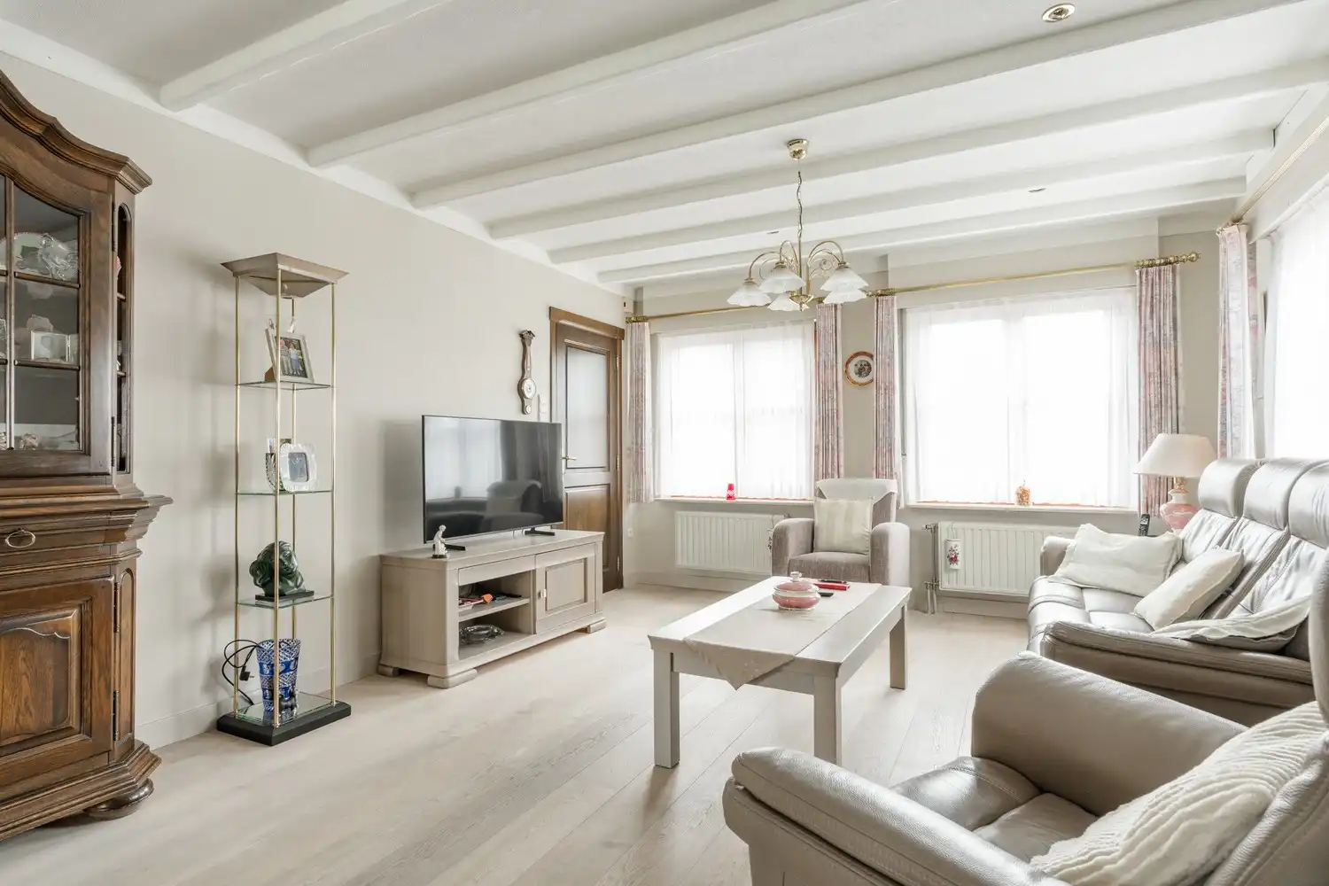 Mooie vrijstaande woning te koop vlakbij het centrum met 4 slaapkamers rustig gelegen op 10a10ca. foto 14