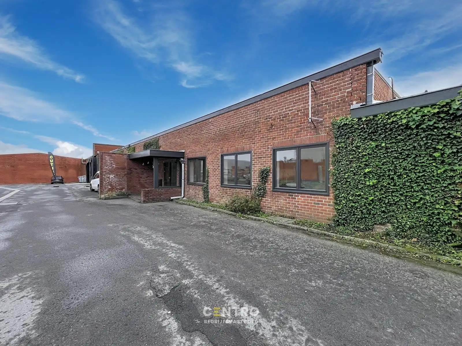 TOONZAAL van 1.000m² met optioneel MAGAZIJN en private PARKING vlak bij de RING van Poperinge ! foto 2