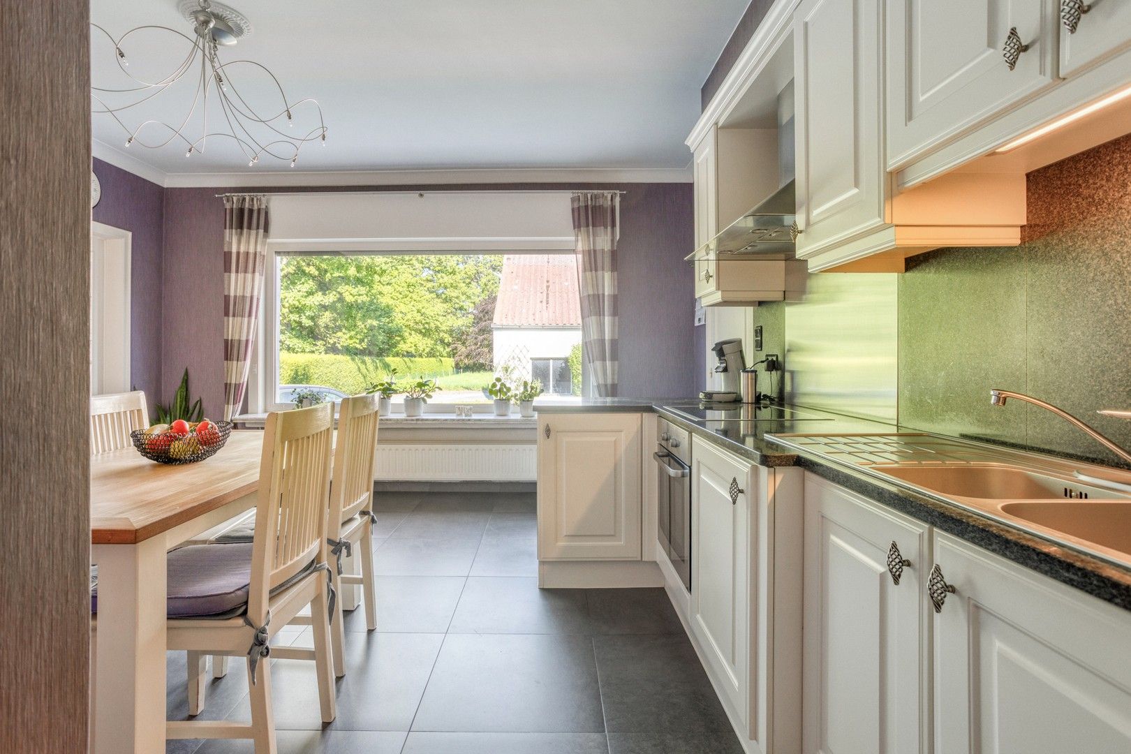 Instapklare Woning met Vergunde Loods en Kantoorruimte! foto 8