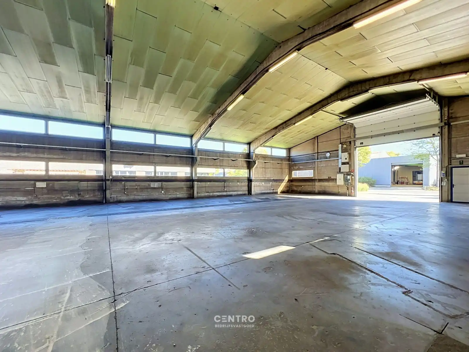 Magazijn met bureel (± 840m²) op INDUSTRIEZONE met gelijkvloerse LICHTRIJKE woonst  (o.a. 3 slpks, 2 garages,...)  op een prachtig HOEKperceel van 2.061 m² te Diksmuide! foto 10