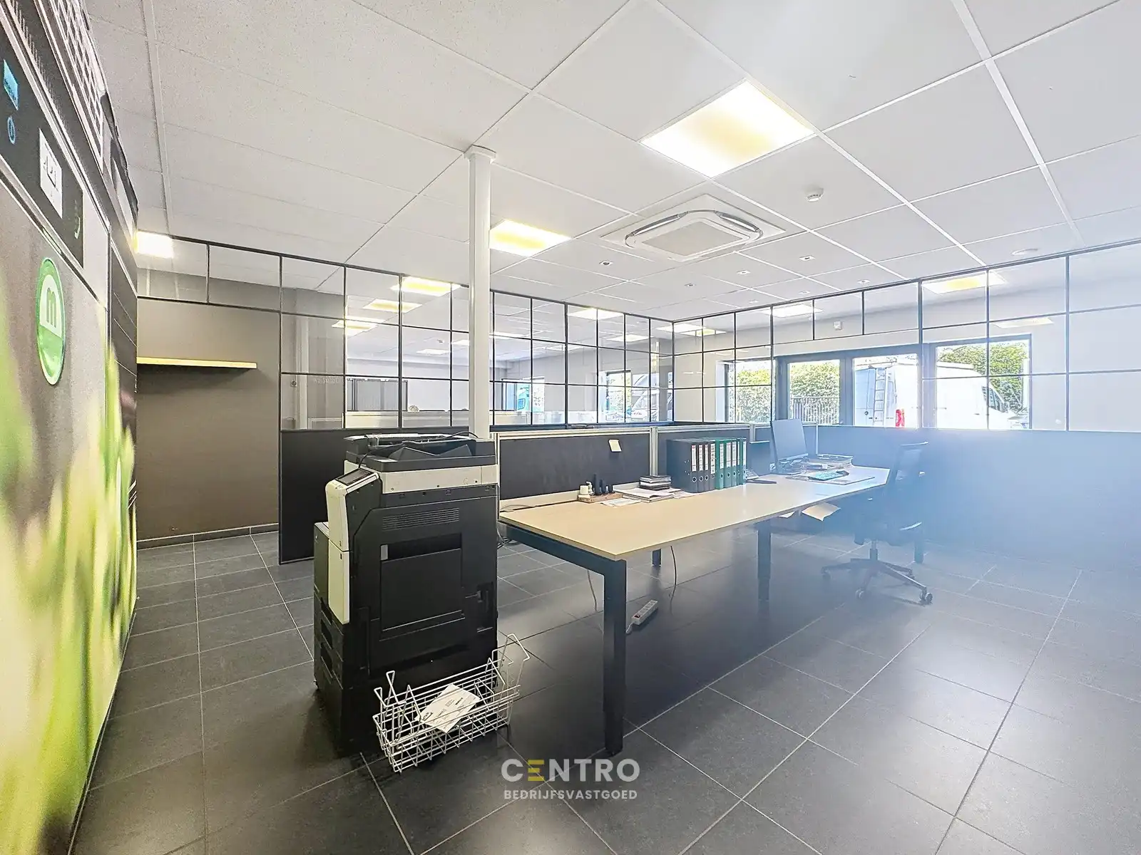 Instapklaar BEDRIJFSGEBOUW (bj. 2009) bestaande uit geïsoleerde MAGAZIJN, KANTOREN en een luxueus afgewerkte LOFT-APPARTEMENT op verdieping. Op bedrijventerrein "Oude Barriere" te Diksmuide. foto 5