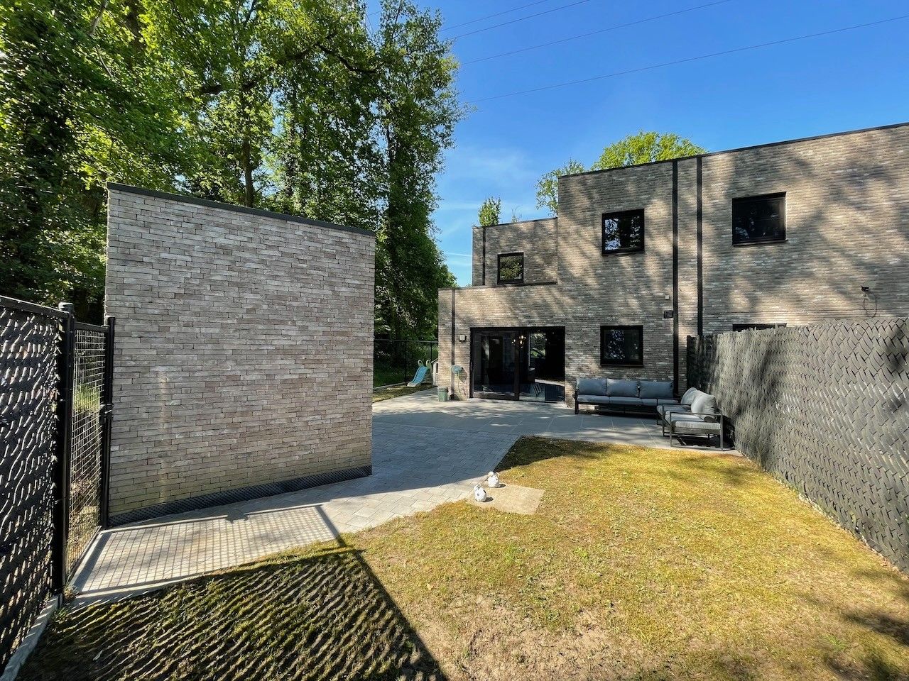 Genk - Bret, Atheneumstraat 40: Stijlvolle, energiezuinige woning met 3 slaapkamers, carport, tuin,... rustig gelegen in het groen op een top-locatie! foto 4