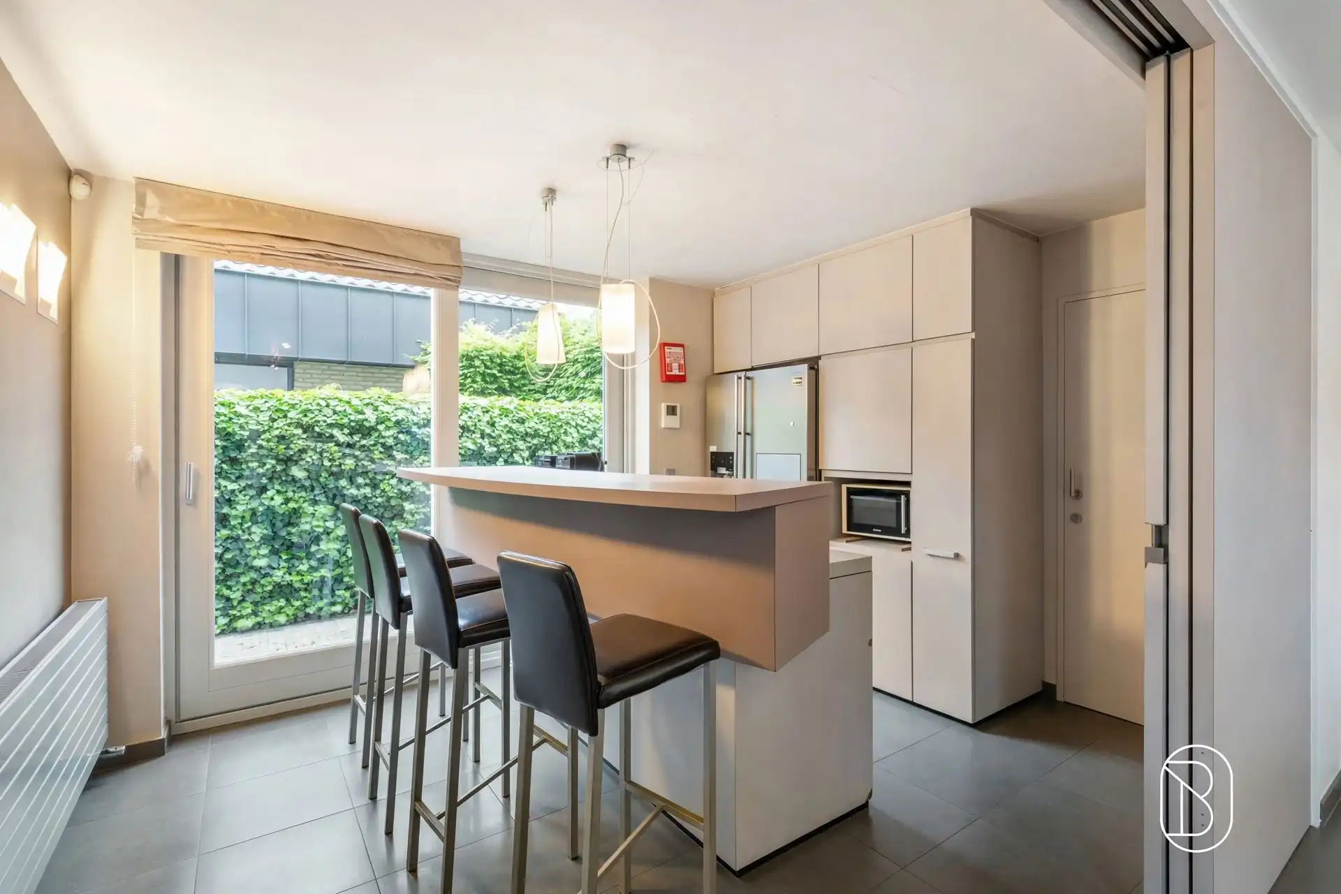 Commercieel gelegen kantoor/praktijk + woonst met atelier foto 15
