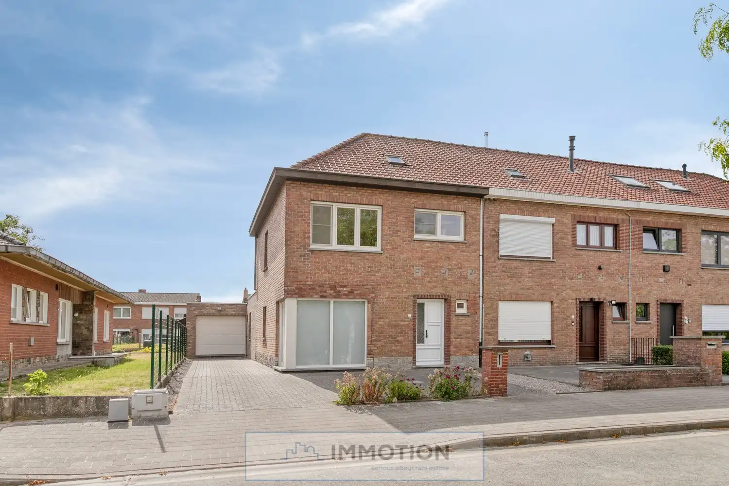 Instapklare halfopen woning op rustige ligging in Wevelgem - Kijkdagen met biedmoment op 4 en 5 september foto {{pictureIndex}}