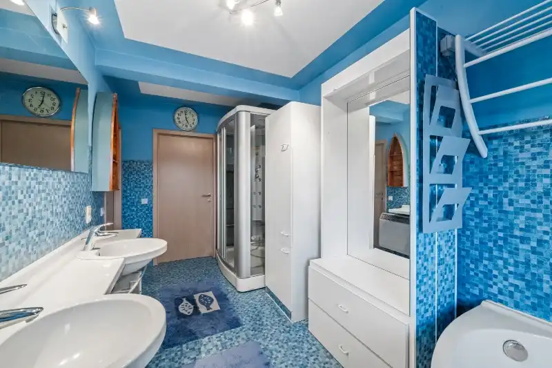 Zonnebeke. Half-open polyvalent ruim gebouw / handelshuis met apart magazijn van +/- 170m2 en  3-5 slaapkamers en apart kantoor / hobby / handelsruimte. Goede staat ! foto 10