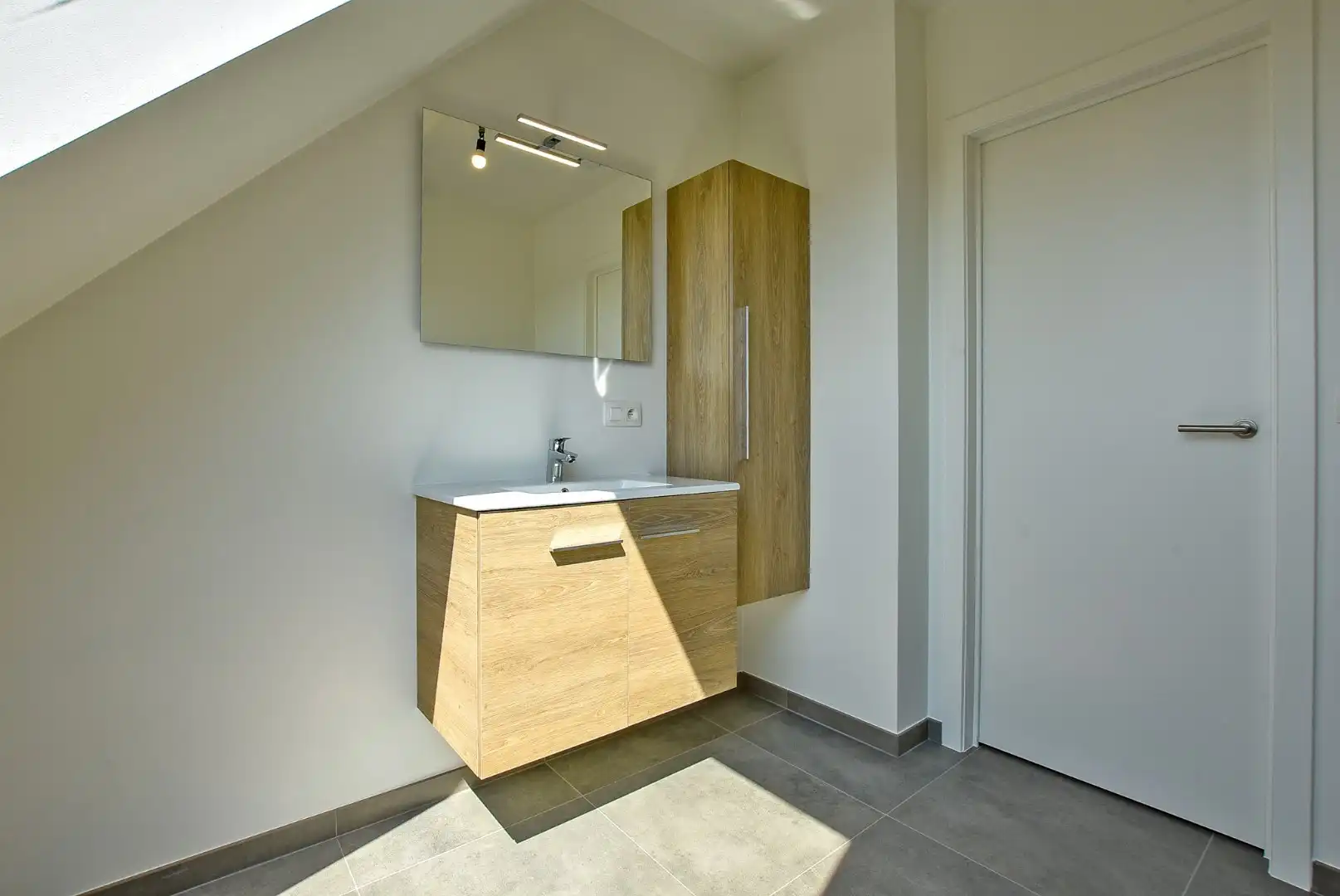 Ruime energiezuinige recente halfopen bebouwing  (2024) met inpandige garage op 258m² gelegen te Houthulst. foto 10