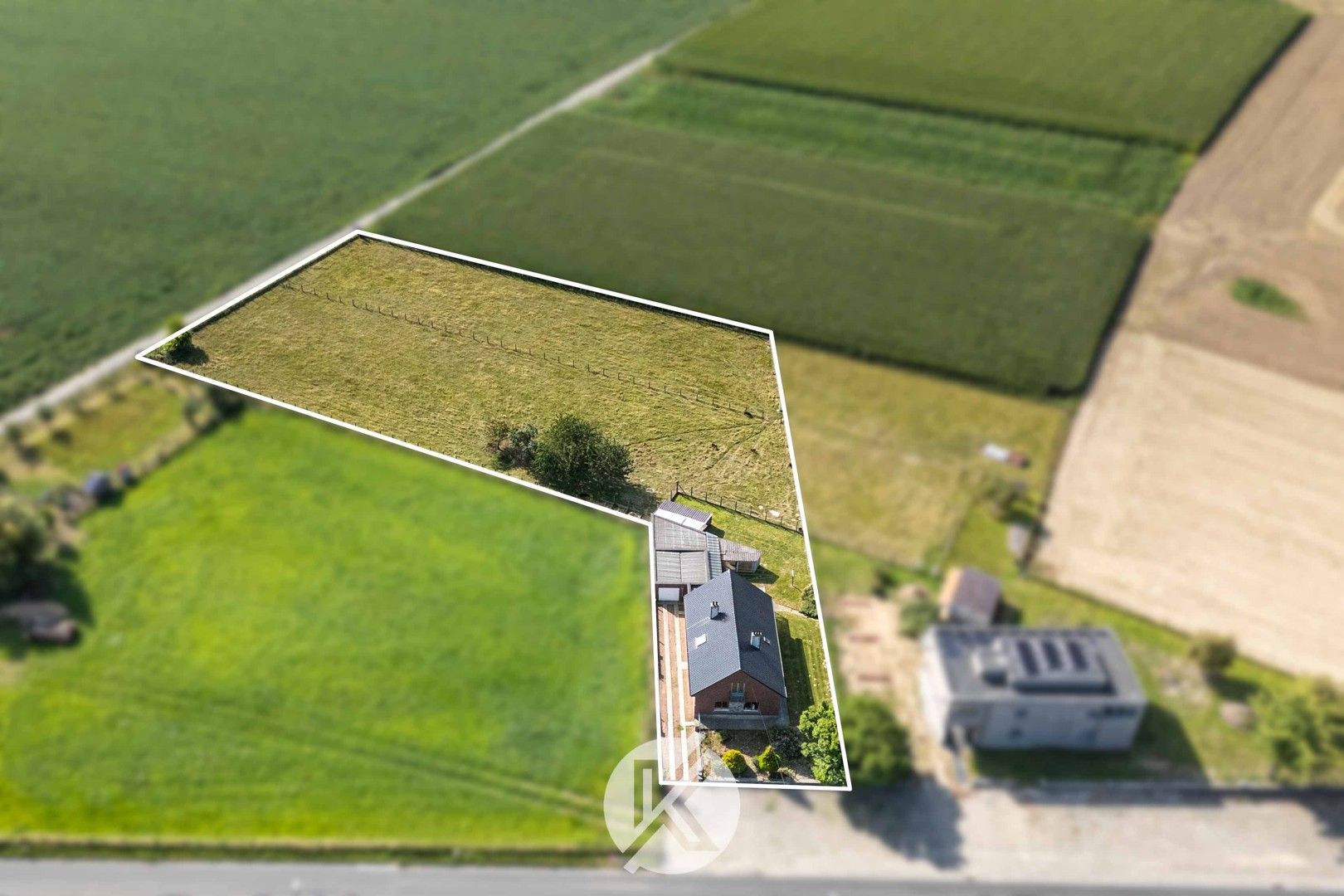 Robuuste woning met omliggende weides foto 23