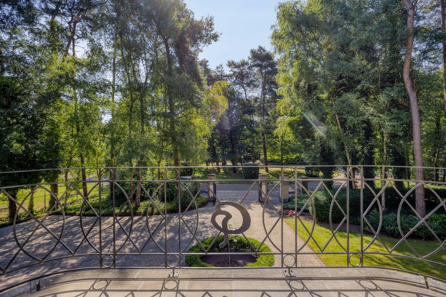 Exclusieve, royale villa in prestigieuze villawijk te Maasmechelen foto 29