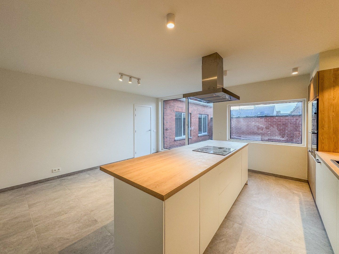 Gerenoveerde bel-etagewoning met 3 slaapkamers, garage en terras. foto 6