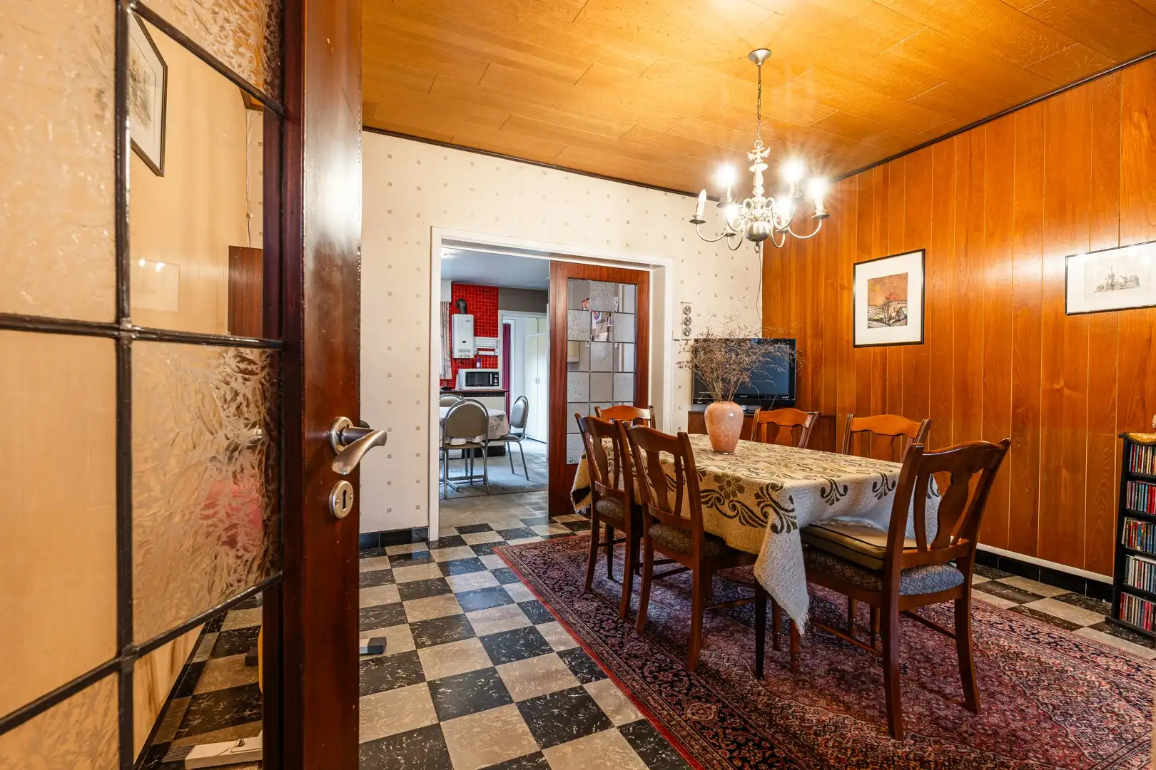 Te renoveren woning met verrassend veel ruimte, stadstuin en garagebox in Eeklo! foto 4