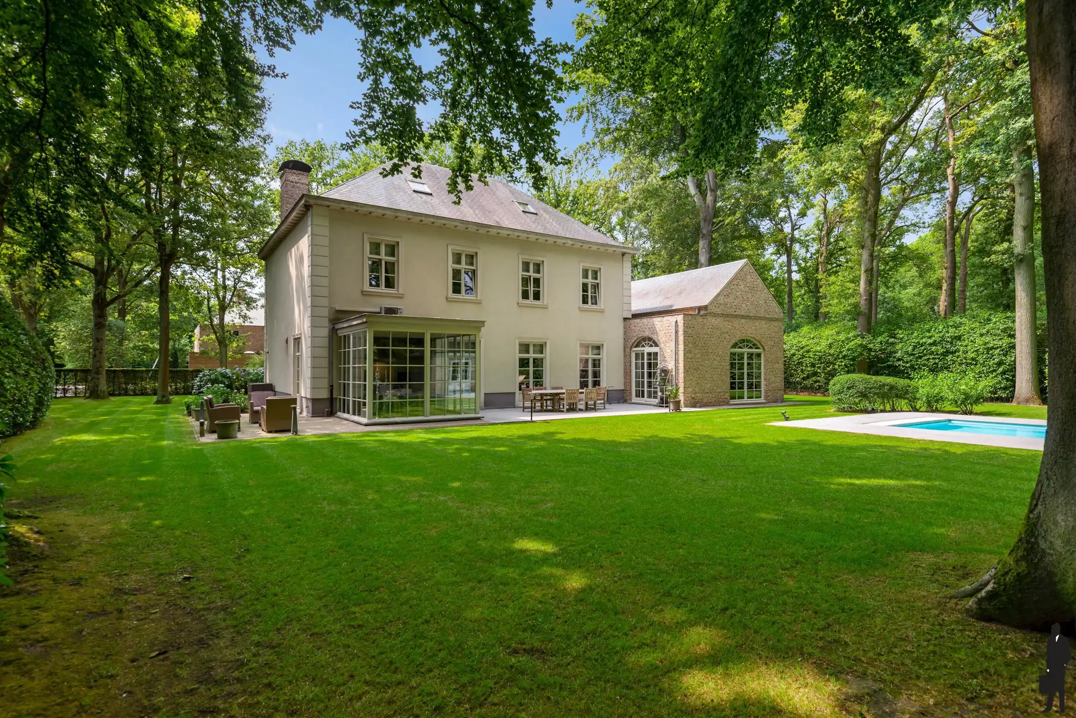 Ruime "manoir villa" gelegen in het gegeerde Hertebos te 's Gravenwezel. foto 2