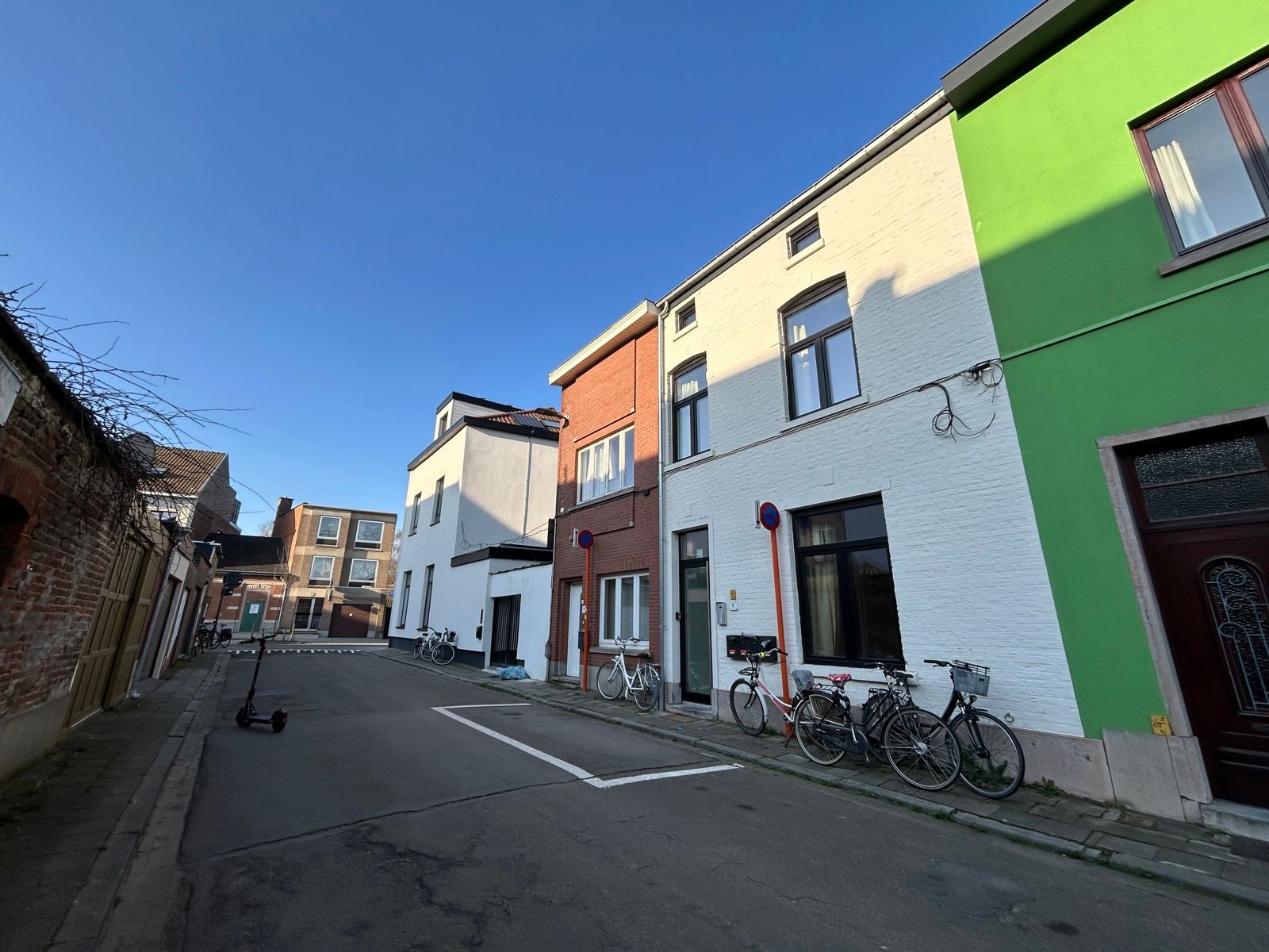 Bemeubelde studio met privatief terras. foto 18