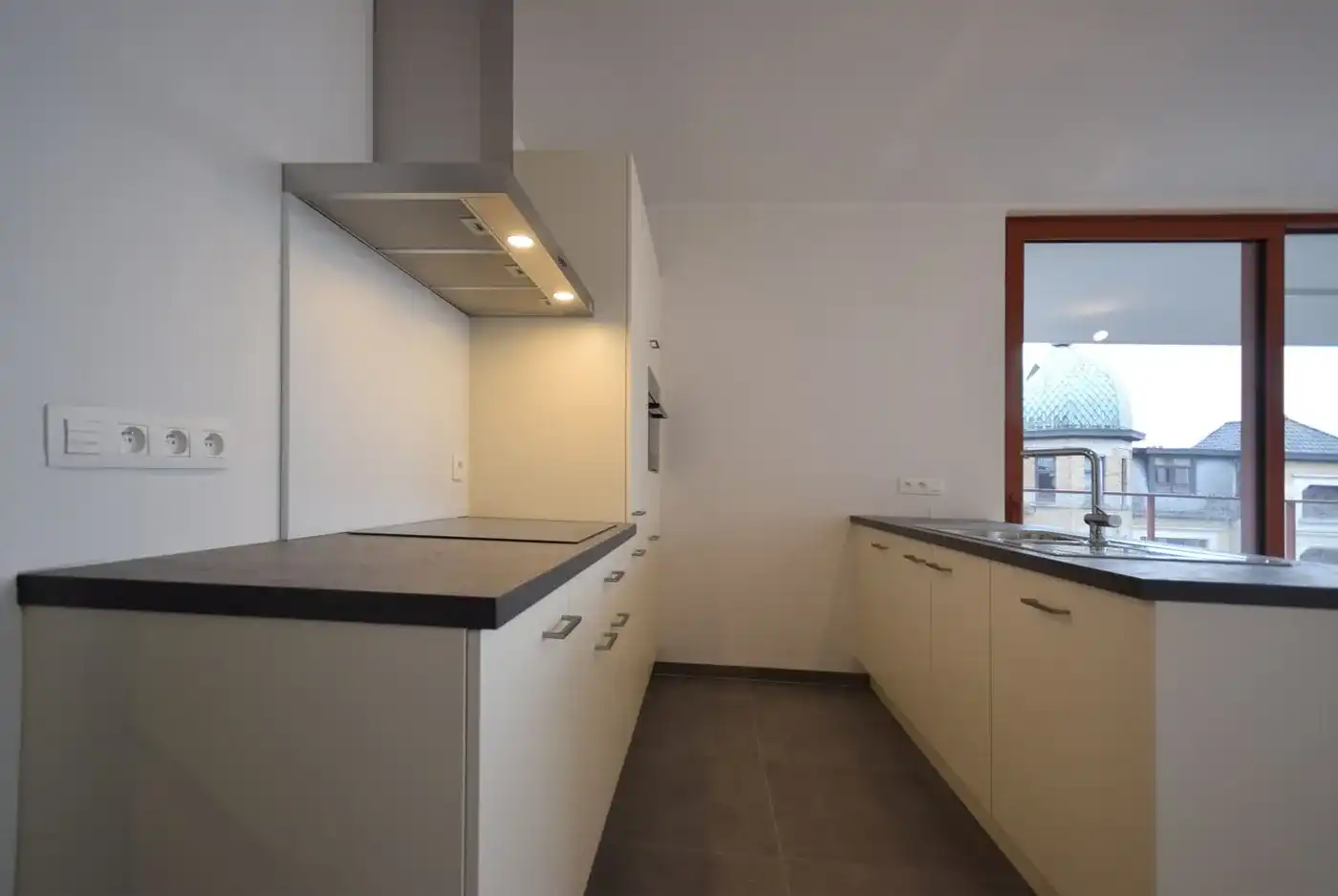 INSTAPKLAAR EEN SLAAPKAMER APPARTEMENT MET PARKEERPLAATS EN BERGING foto 5