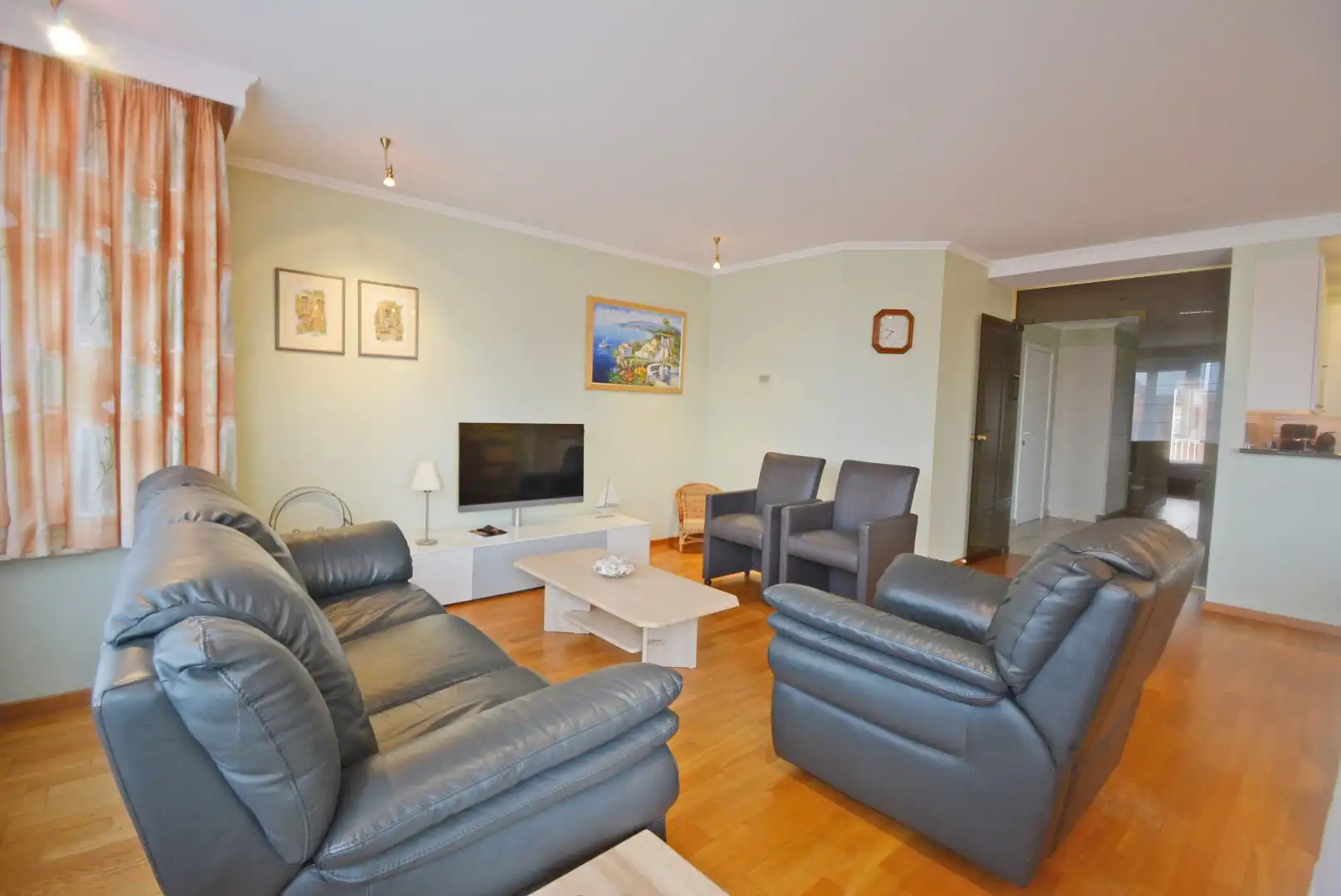 Ruim appartement met 3 slaapkamers op wandelafstand van het strand. foto 3