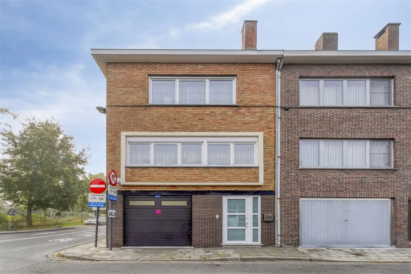 Ruime hoekwoning met 3 slaapkamers, grote zolder en 4 garages. foto 2