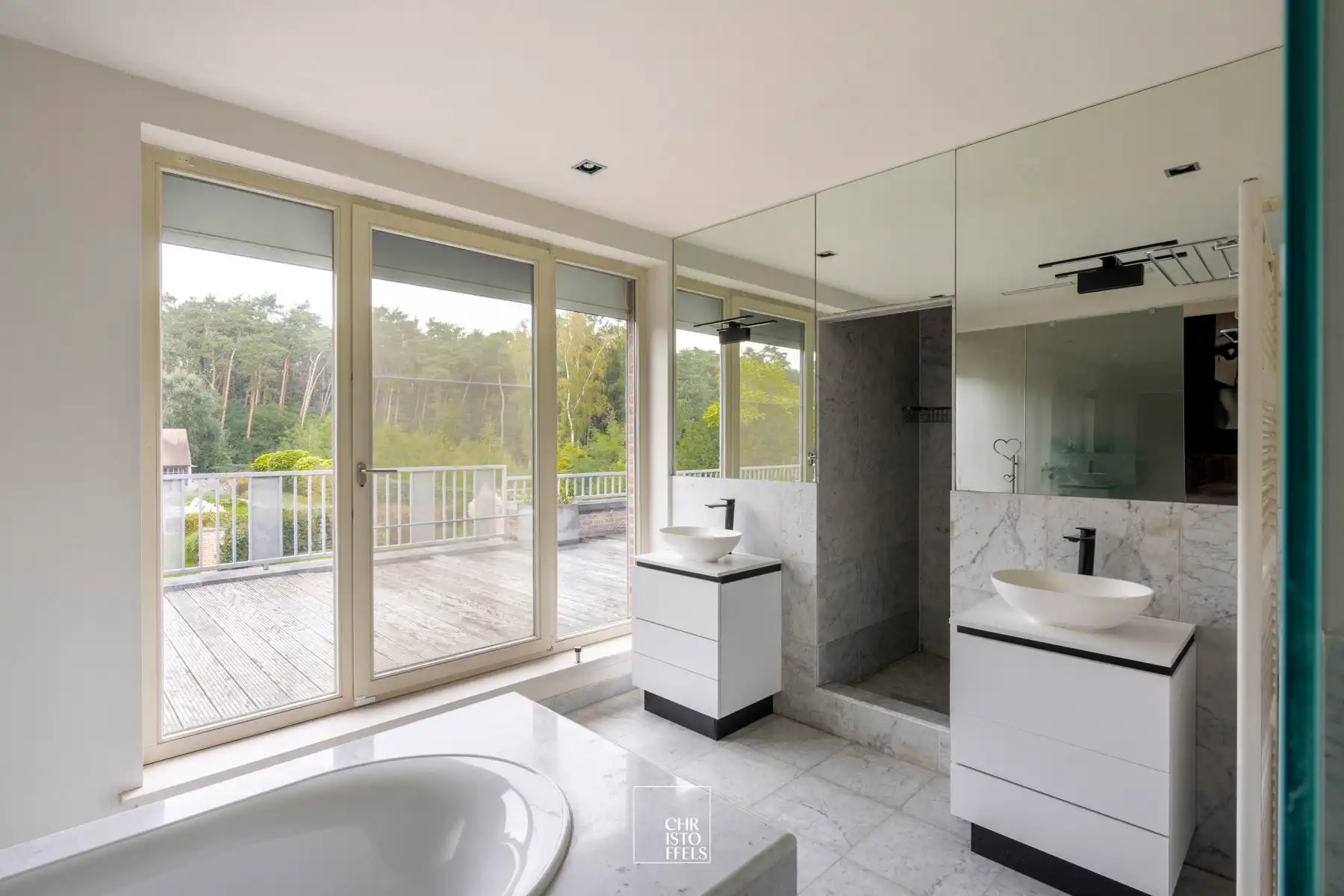 Exclusief landhuis met buitenzwembad op perceel van 2.787m² aan de bosrand. foto 27