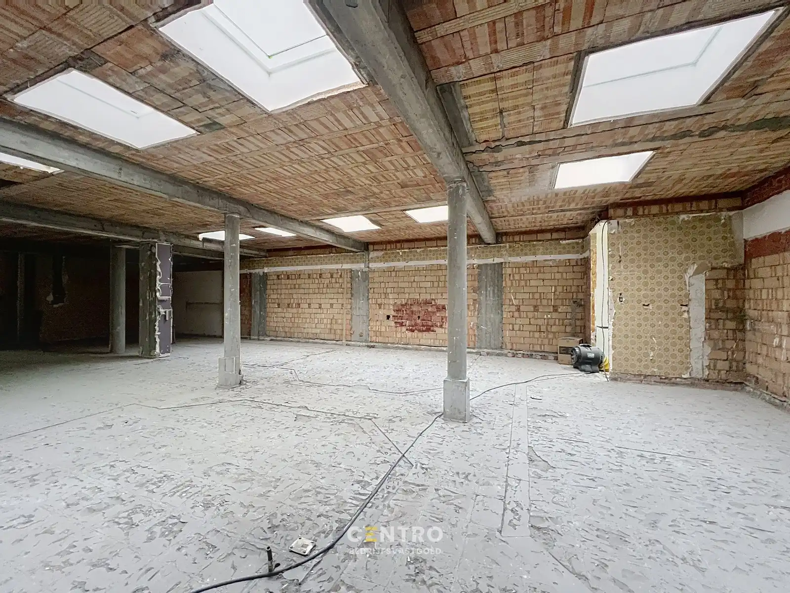 Casco handelsgelijkvloers (± 175m²) met stockruimte (±90m²), verdere afwerking in onderling overleg! foto 10