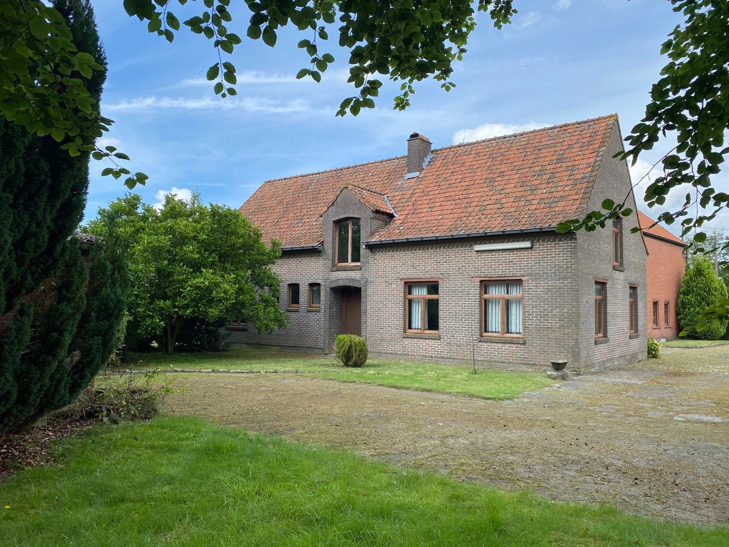 Hoeve met stallingen, bijhuis en grote schuur op een ruim perceel in Lembeke foto 2