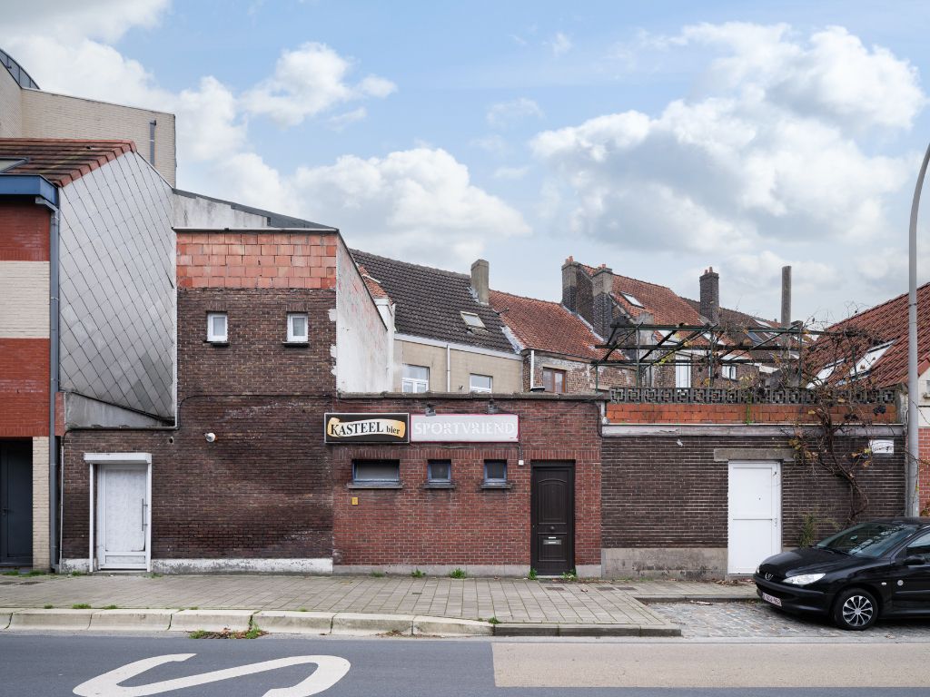 Handelshuis met groot potentieel en gegeerde ligging te Gentbrugge foto {{pictureIndex}}