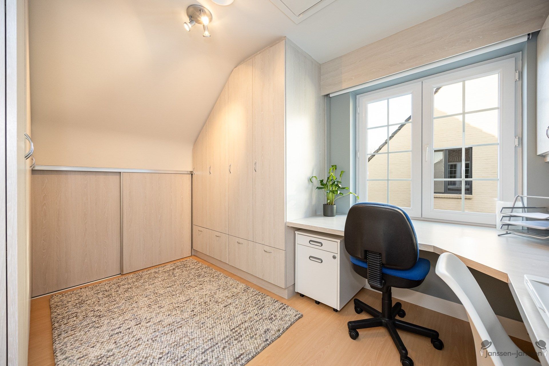 Lichtrijke, top-onderhouden woning in een doodlopende straat in hartje Sint-Job foto 16