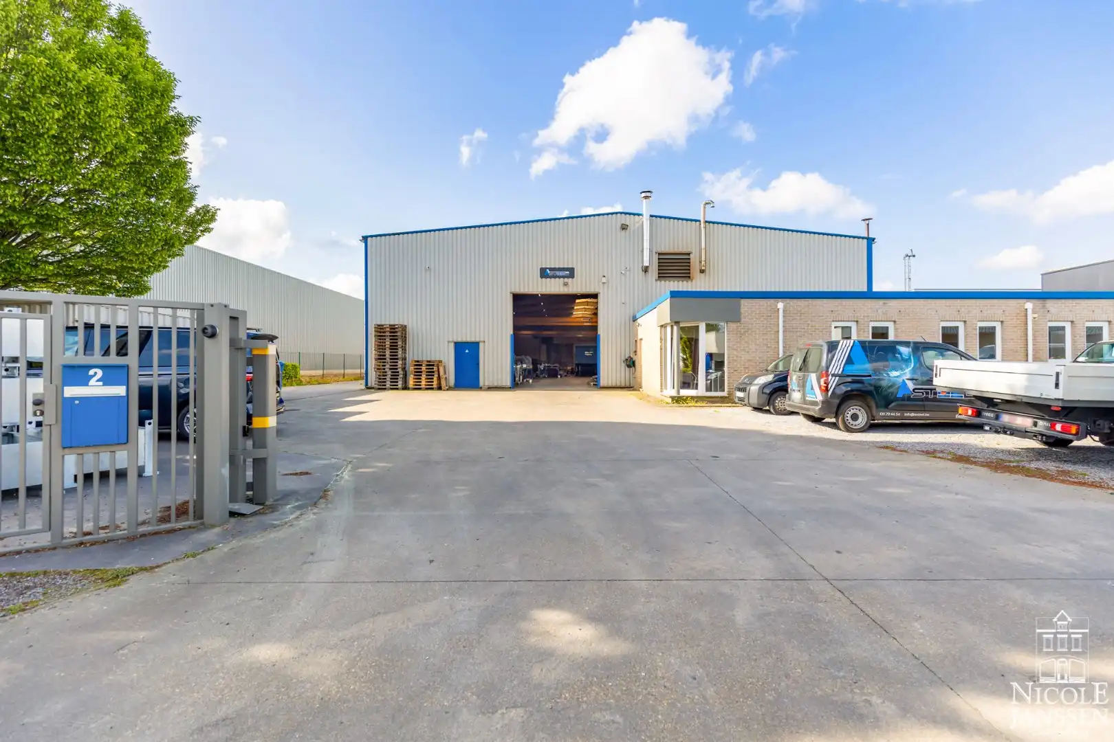 Bedrijfshal met kantoorruimte gelegen op de KMO-zone Kleine Heide. foto 8