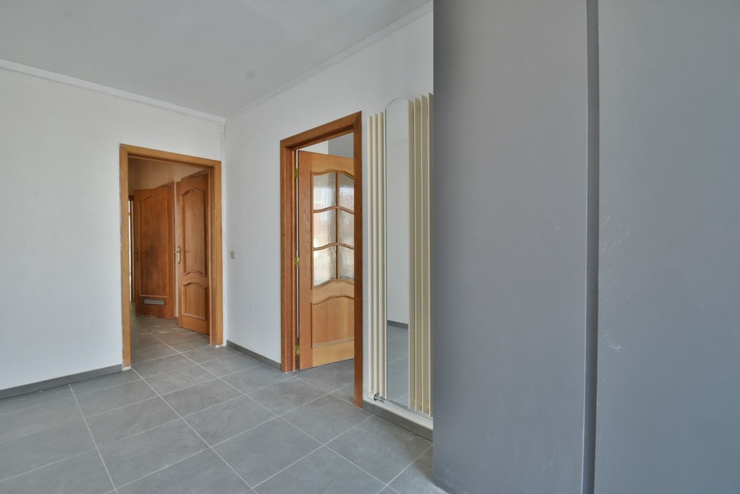 Ruime gerenoveerde woning met maar liefst 7 slaapkamers en handelsmogelijkheden op een gunstige locatie nabij Maastricht foto 4