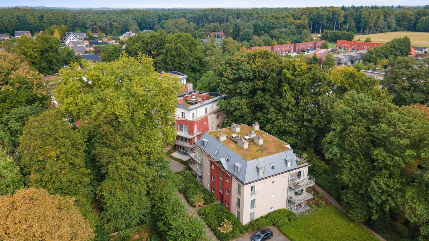 RUIM APP. IN PARKDOMEIN MET 3 SLK, 2 BADK. EN TERRAS! foto 2