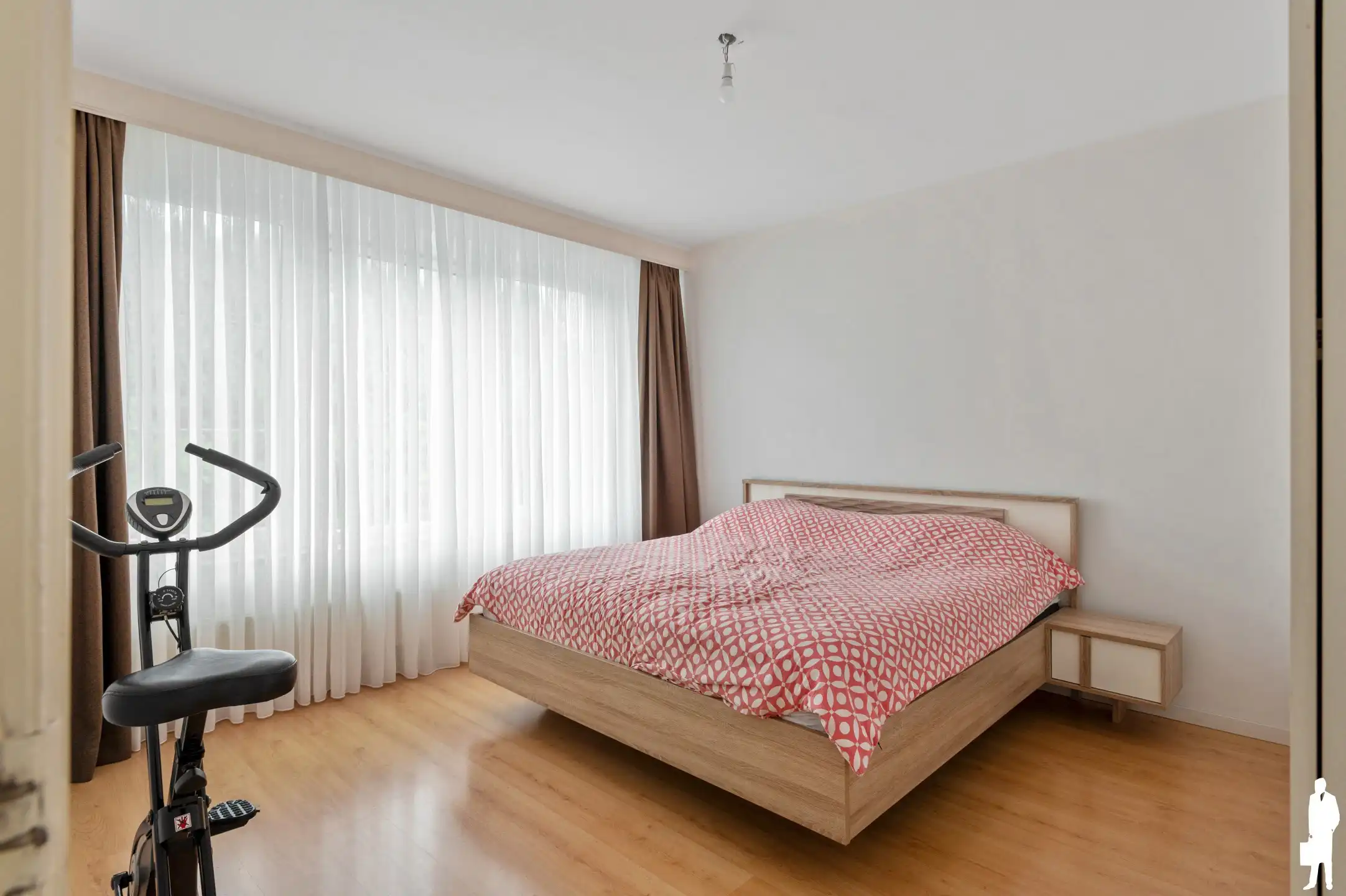 Ruime bel-etagewoning met 4 slaapkamers, garage en tuin foto 7