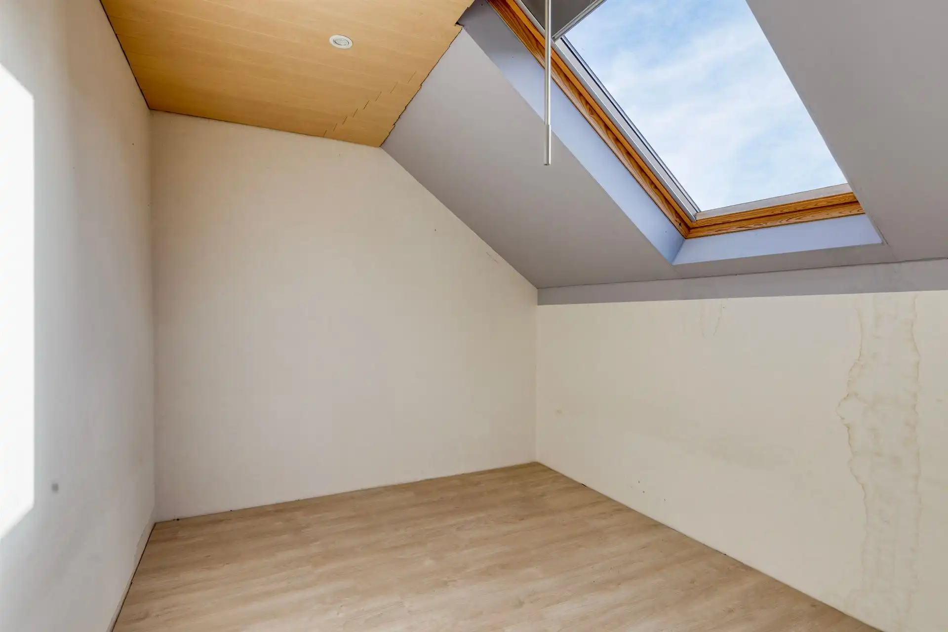 Te renoveren woning met veel potentieel foto 15