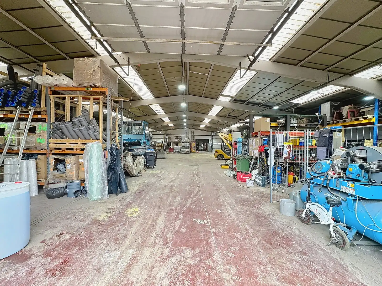 AAA-locatie: Instapklaar MAGAZIJN (800m2) met BURELEN en WONING (4 slpkms). Op 500m van afrit Gistel (E40)! foto 5