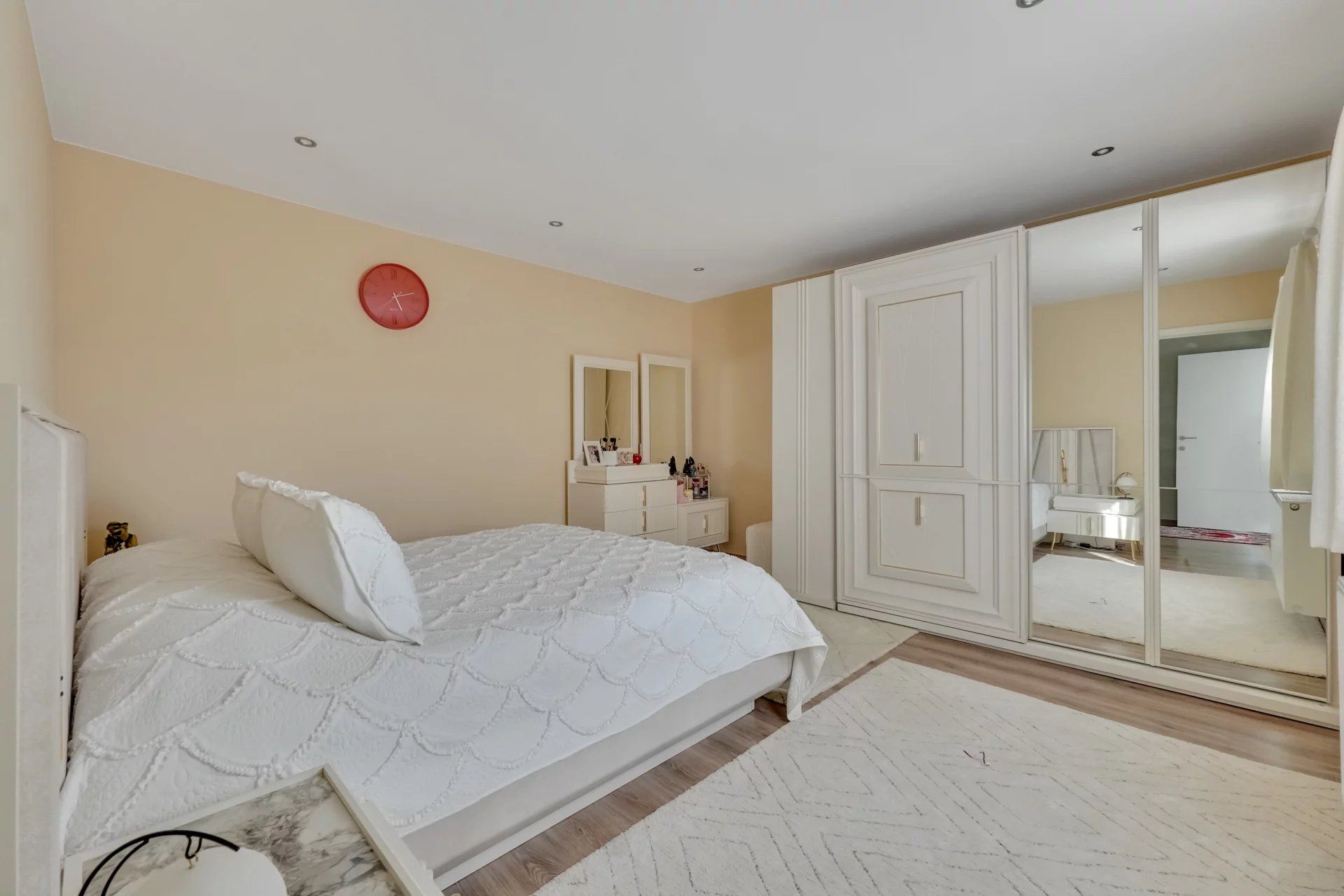 Ruime rijwoning nabij centrum Sint-Truiden foto 12