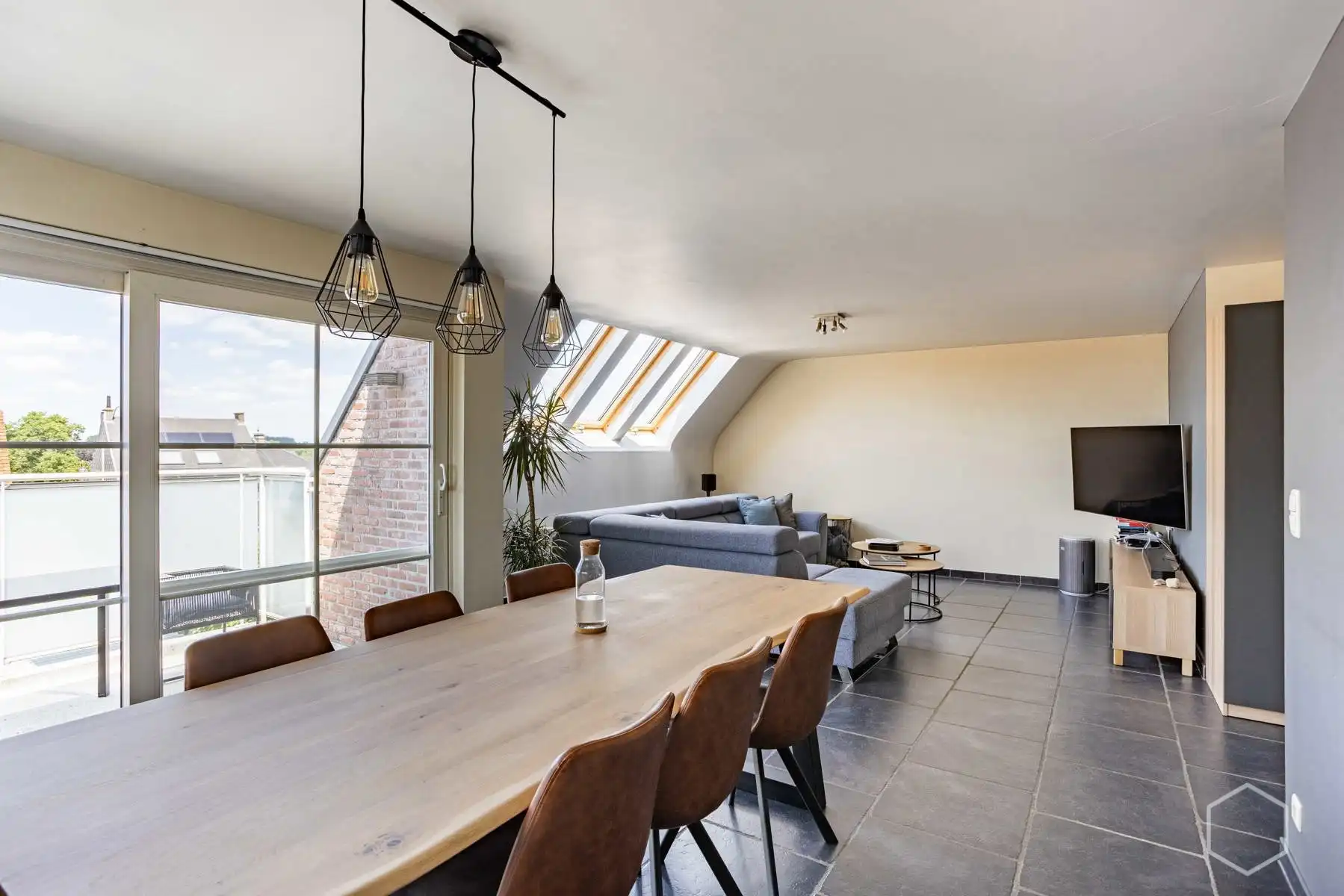 Lichtrijk duplexappartement met 4 slaapkamers en airco's foto 4
