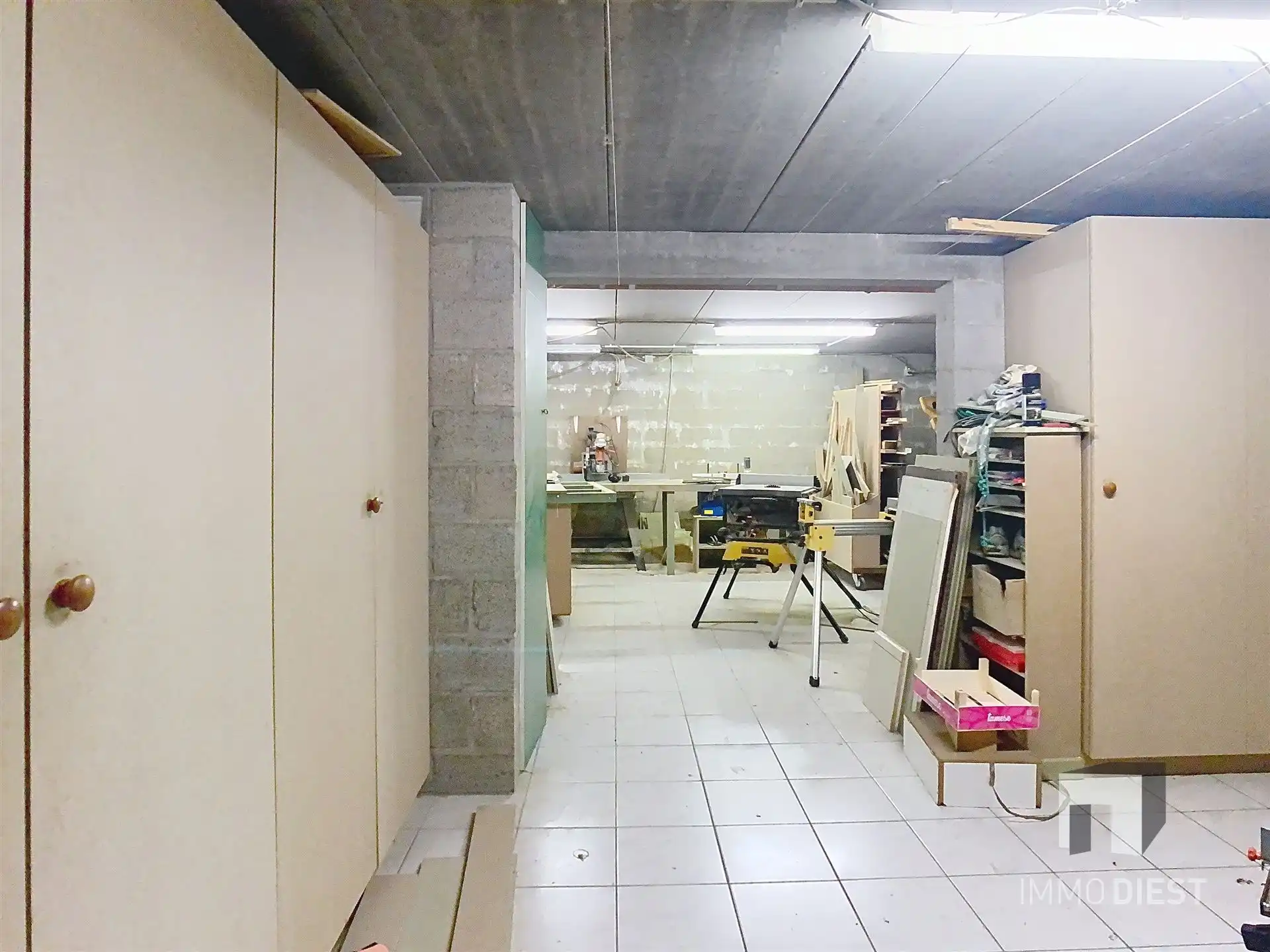 Energiezuinige en prima onderhouden gezinswoning met 4/5 slaapkamers en zwembad op 10 are. foto 50