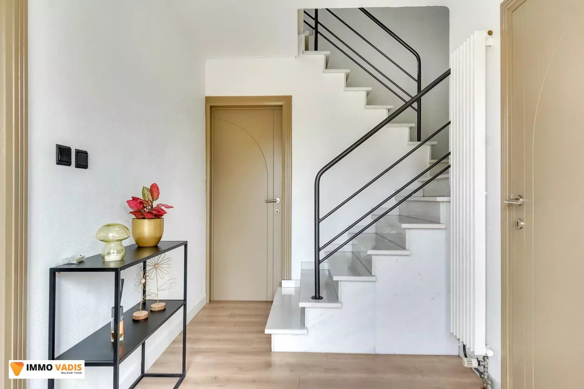 Instapklare halfopen woning met tuin en twee garages foto 2