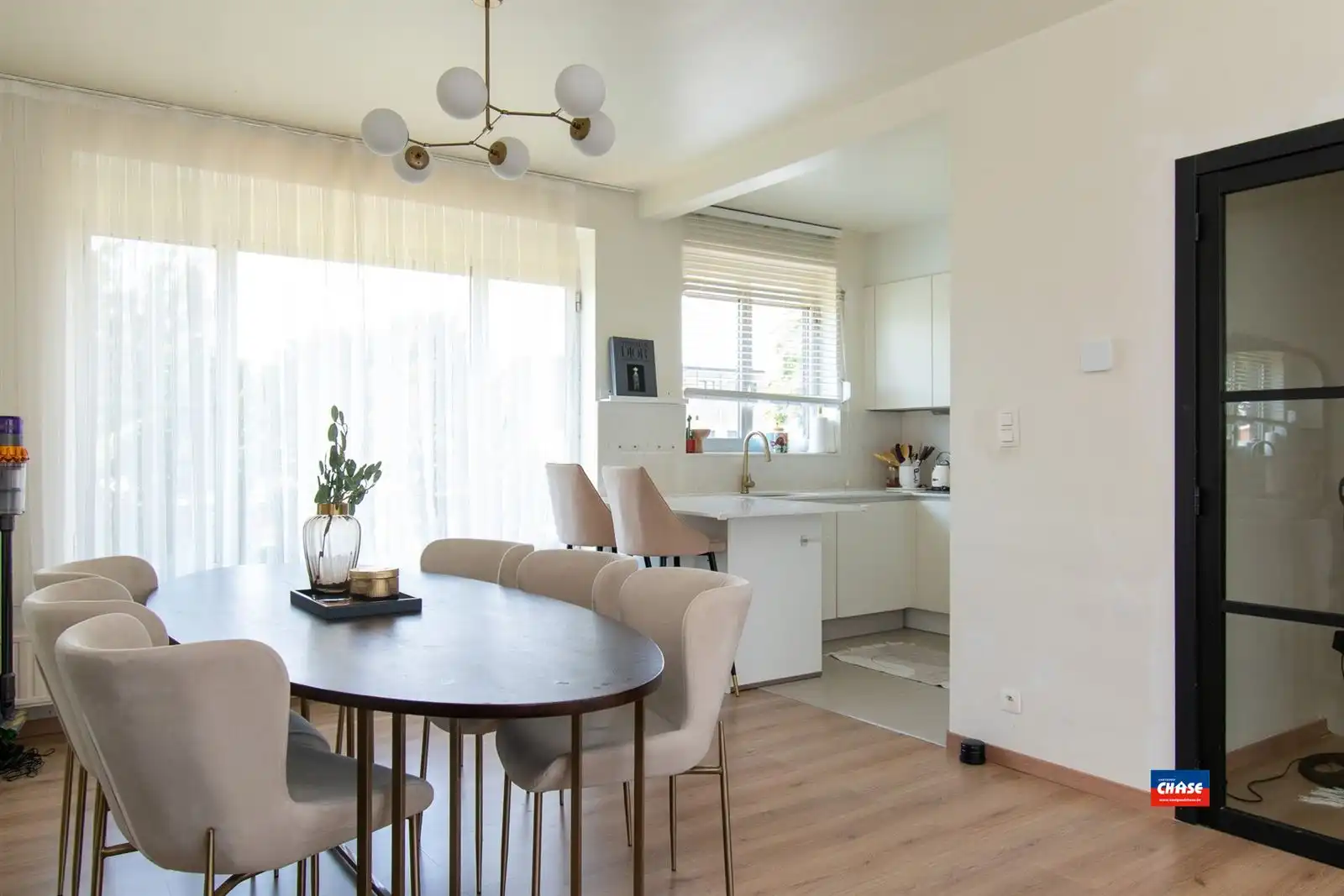 Gerenoveerde woning met 3 slpks, tuin en 2 garages foto 7