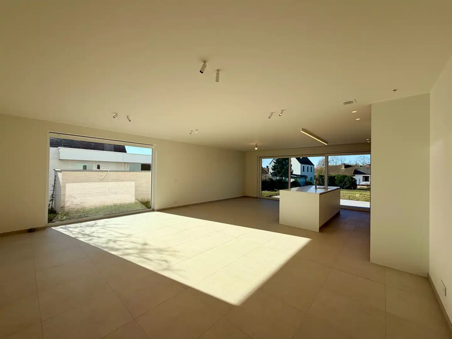 Halfopen nieuwbouwwoning op ruim perceel te centrum Tielt! foto 3