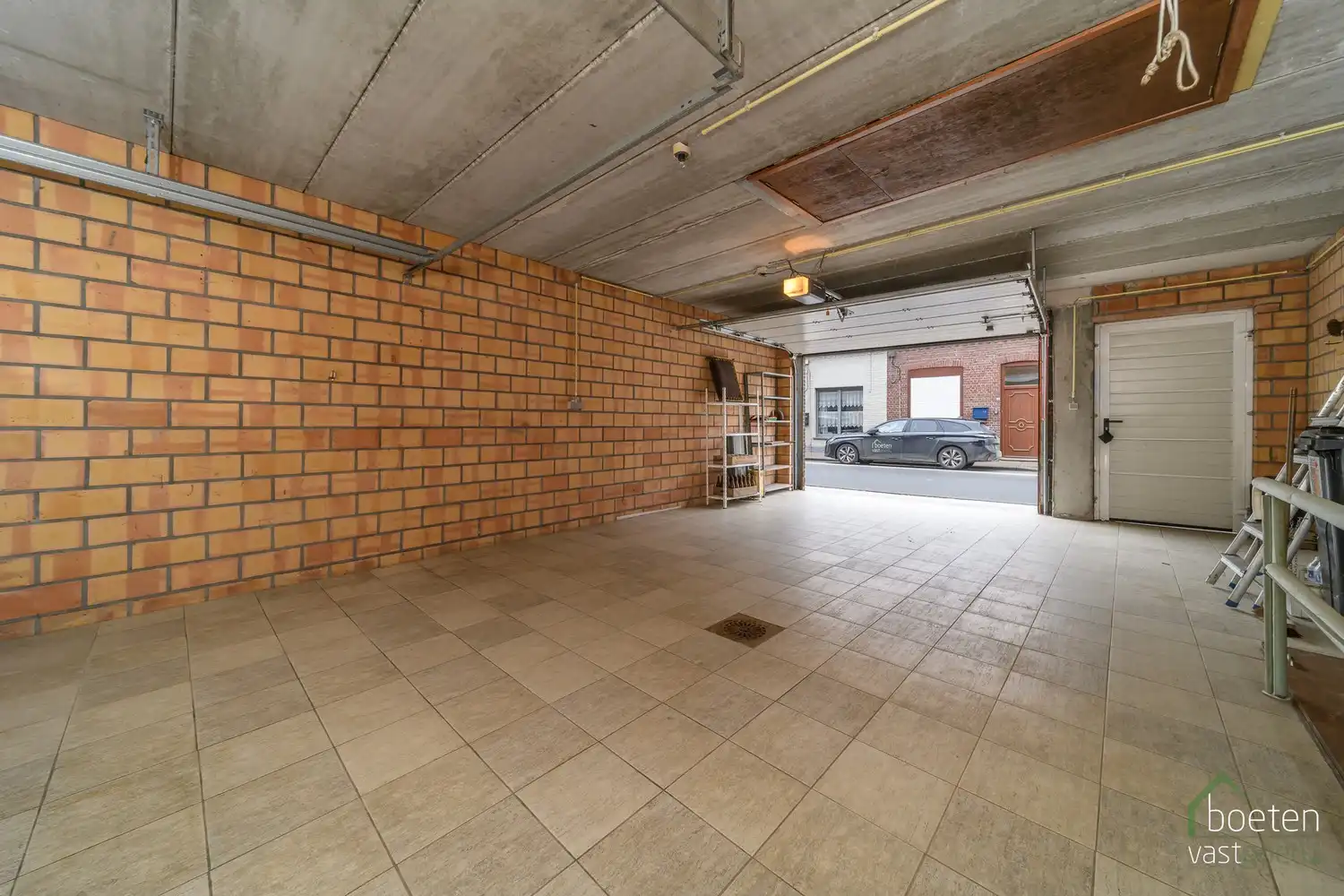 ROESBRUGGE: Ruime maar te moderniseren rijwoning met 4 slpks., grote garage en gezellige tuin op 492m² grondopp. foto 17