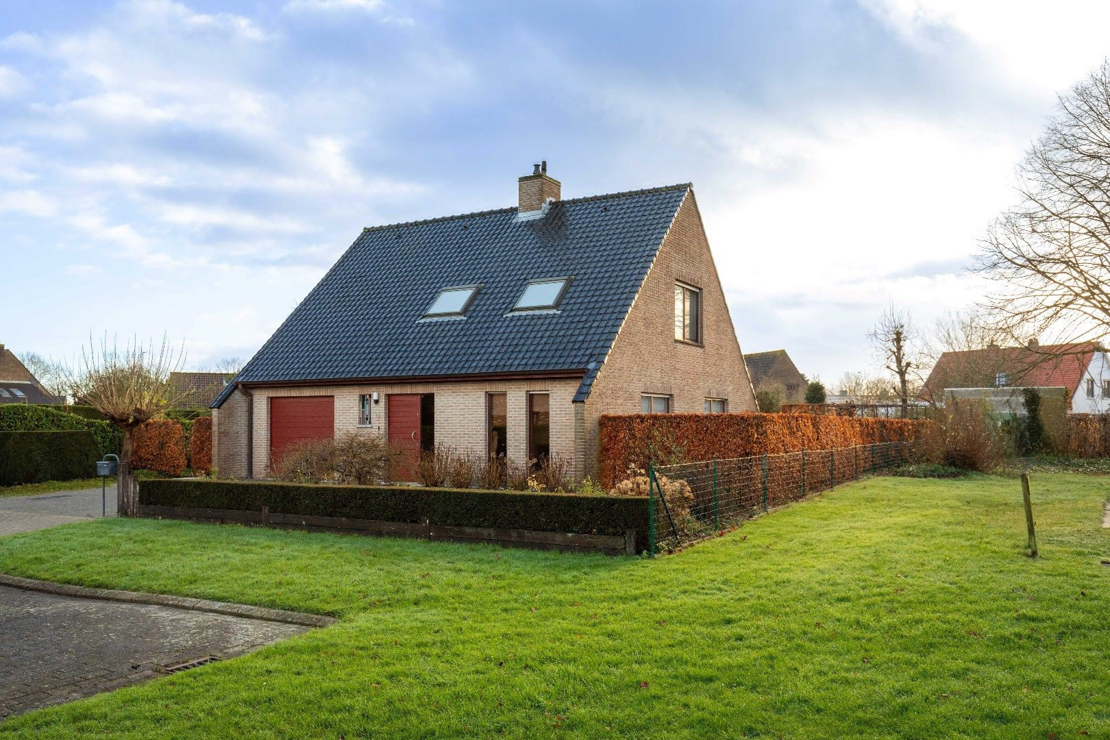 Steeds vernieuwende, energiezuinige villa met garage en zongerichte tuin in residentiële, kindvriendelijke buurt te Sint-Kruis. foto {{pictureIndex}}