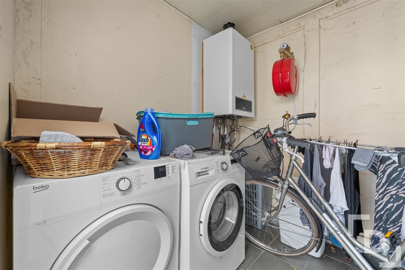 Stadswoning met 3 slaapkamers en koer te koop in Ieper. foto 15