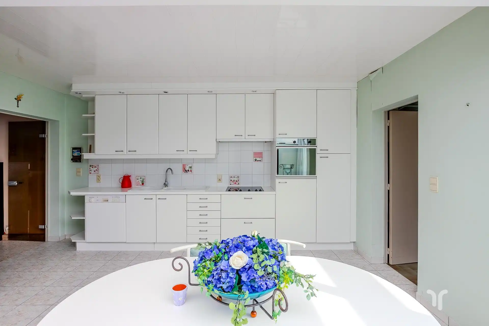 Verzorgde, op te frissen, rijwoning op centrale ligging met 3 slaapkamers. foto 4