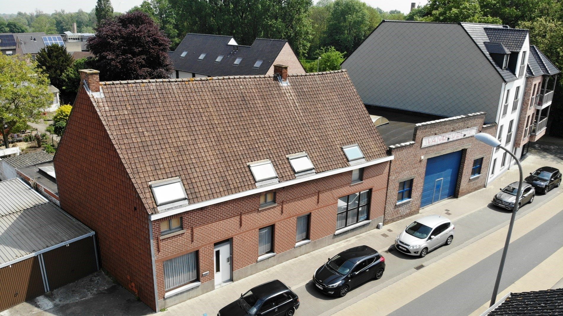 Halfopen woning met ruime loods +-480 m² te koop! foto 4