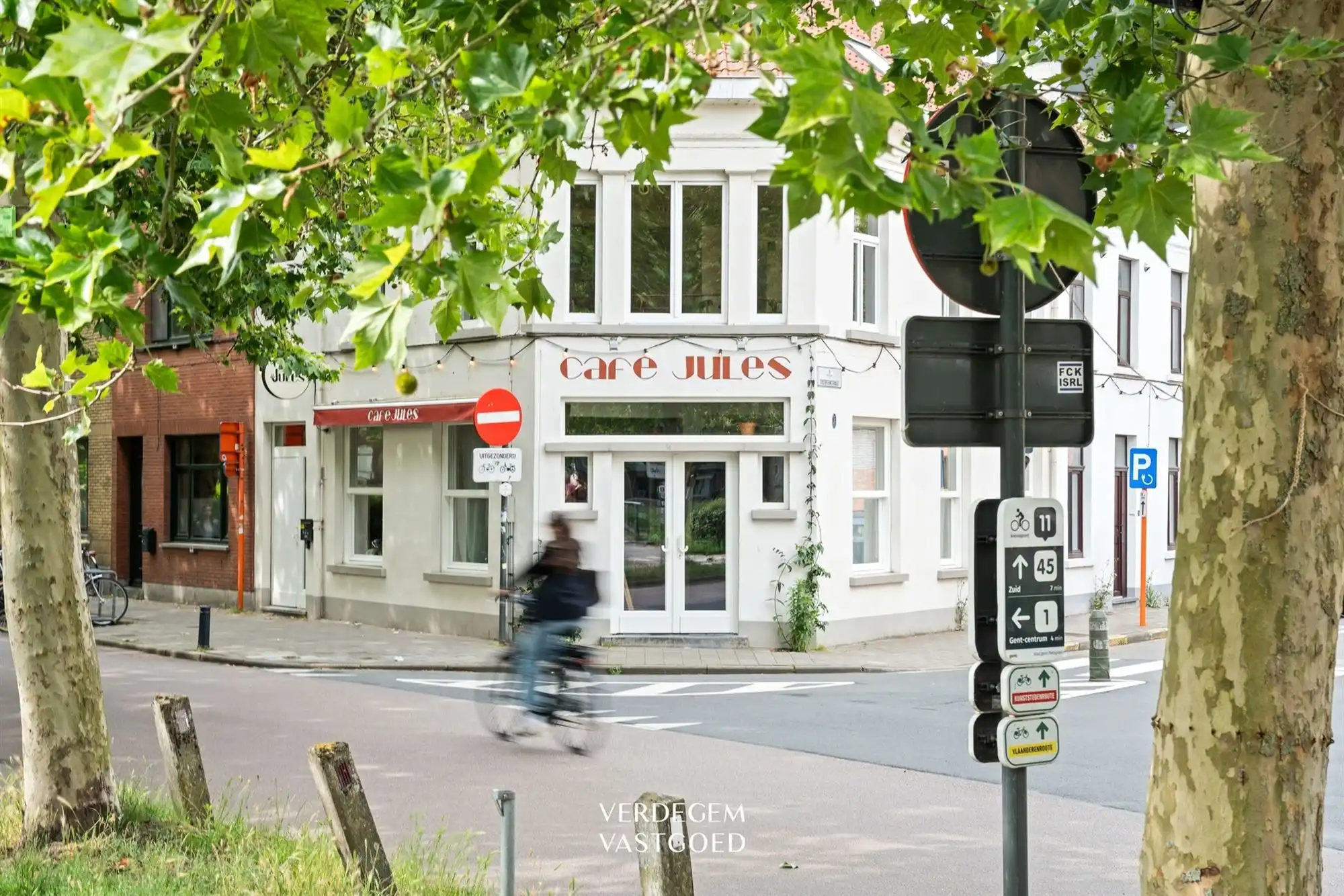 Achter deze mooie blauwe gevel vind je een opbrengsteigendom met 5 studentenkamers op topligging foto 3