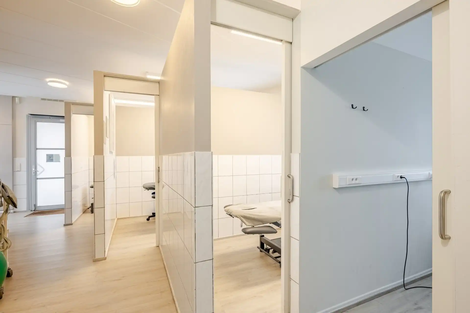 Instapklare woonst met praktijkruimte en zwembad in het hart van Wetteren foto 27